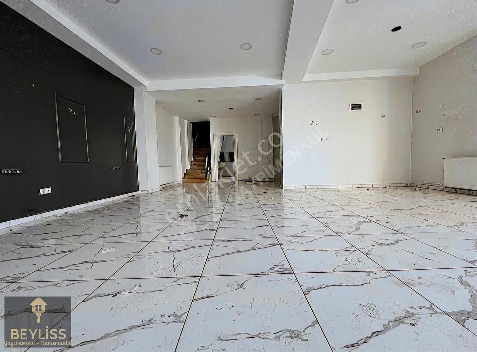 Silivri Merkezde Güzel Konumda Kiralık 160m2 2 Katlı Dükkan