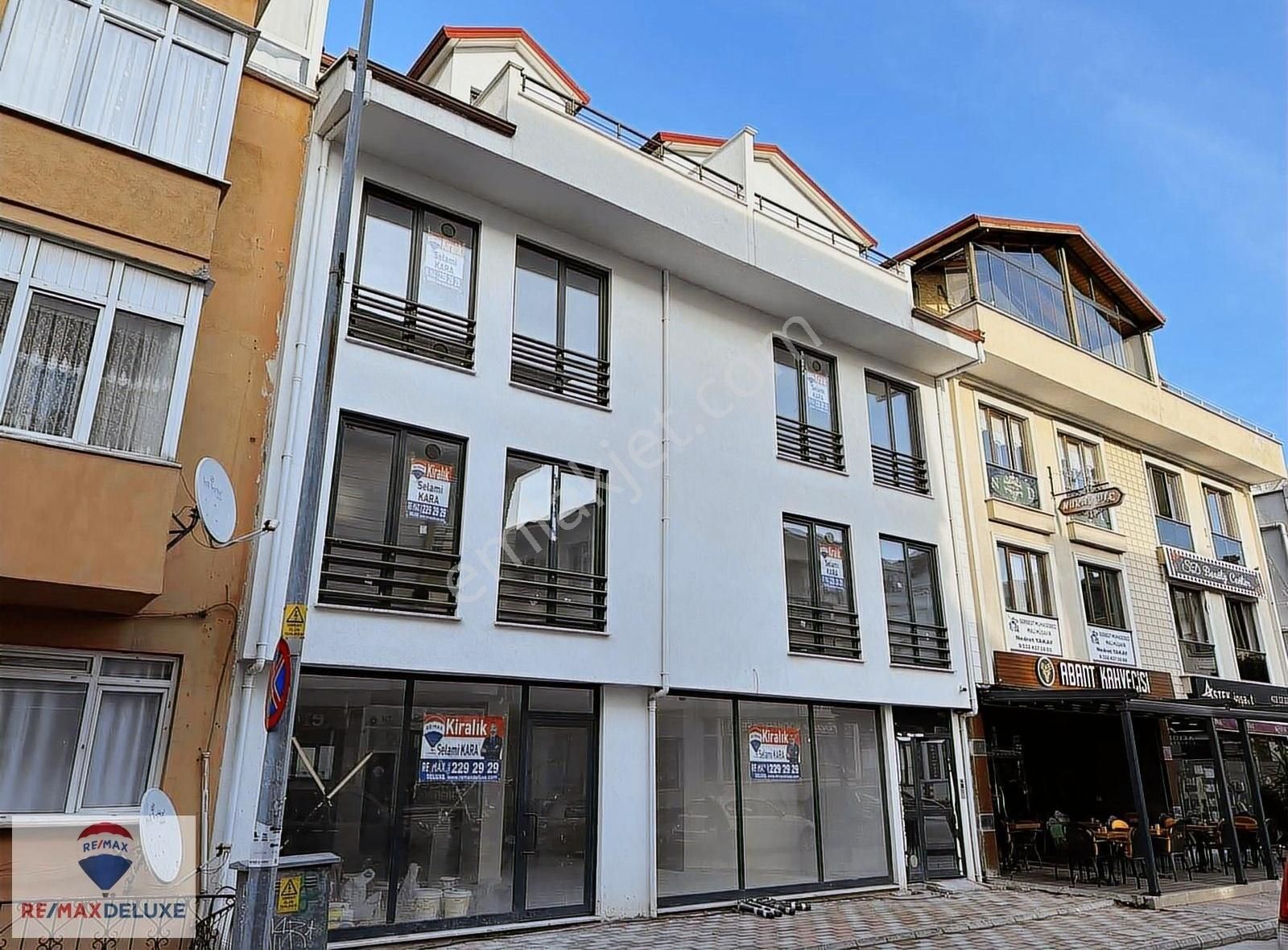 Gölcük Merkez'de Kiralık Asansörlü Teraslı Net 99 M2 2+1 Ofis