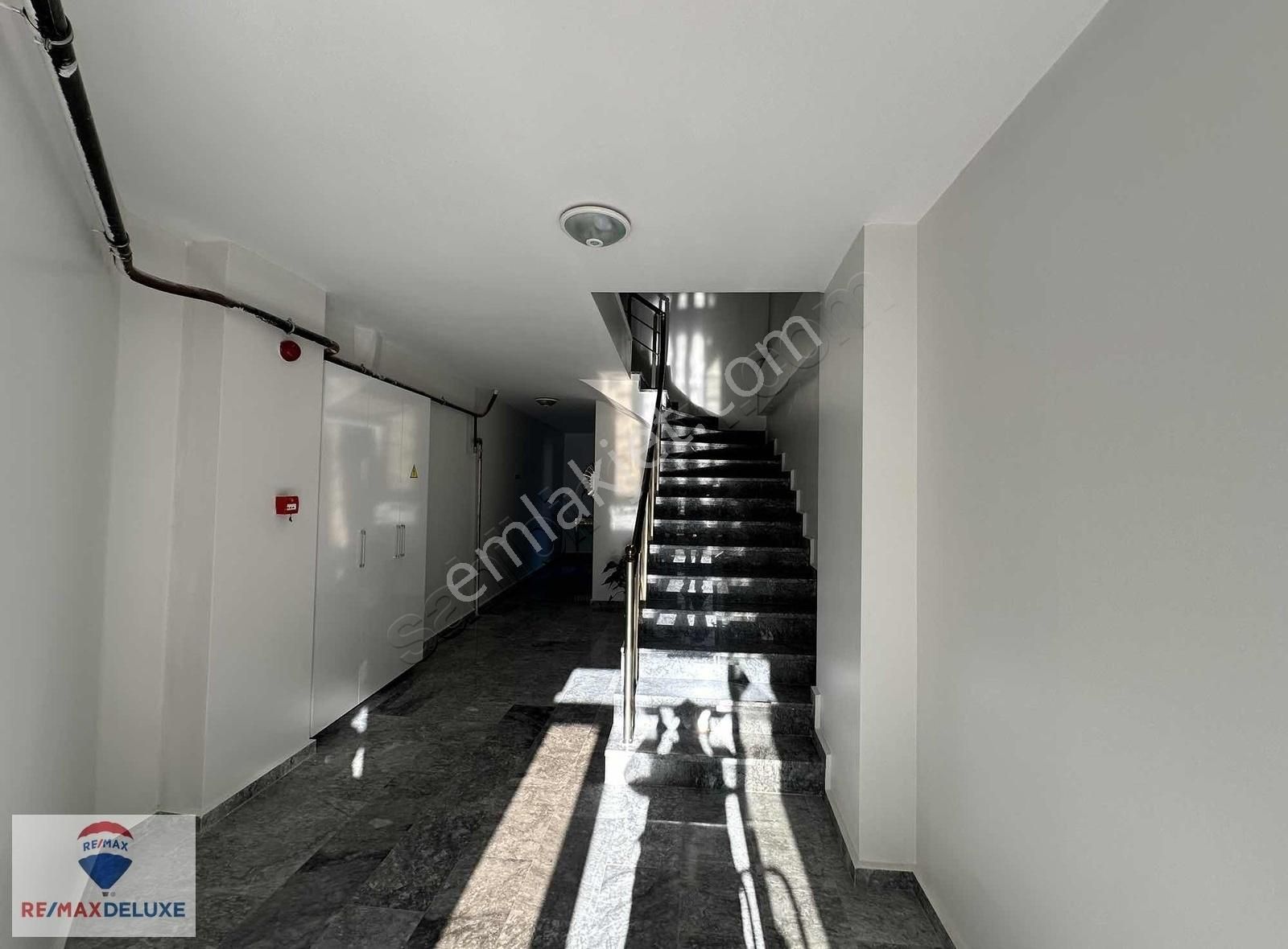 Gölcük Merkez'de Kiralık Asansörlü Net 60 M2 1+0 Ofis