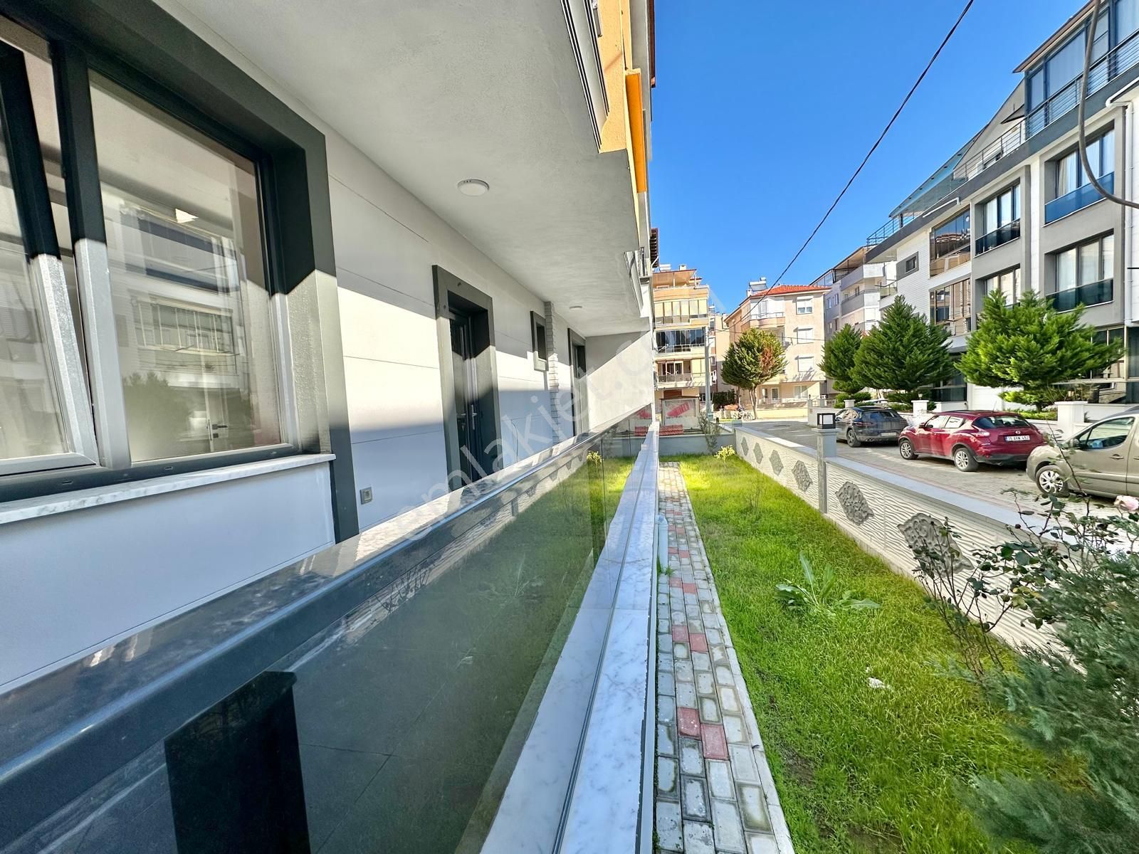 ⭐akçay Ay Emlak'tan⭐altınkum'da Ön Cephe Denize 200 Mt Müstakil Tadında Satılık 1+1geniş Lüks Daire