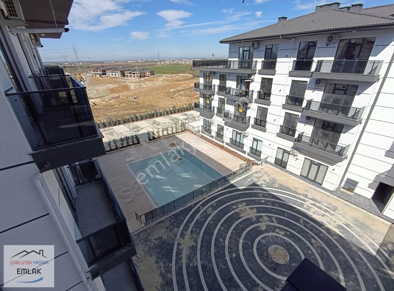 Emlaklarda Havuzlu Site İçerisinde 1+1 Satılık Daire