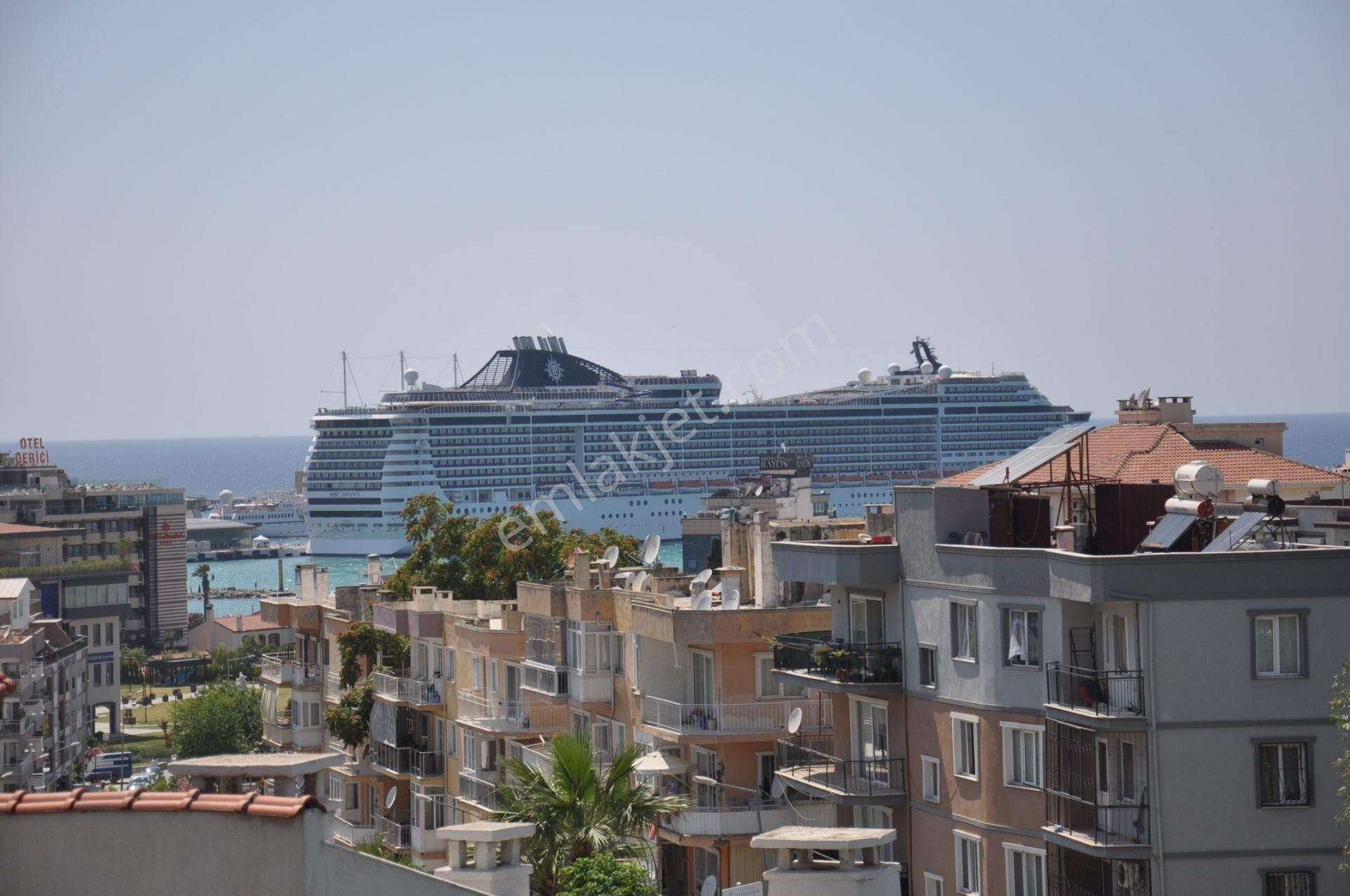 Kuşadası Marina Bölgesinde Bahçeli 7+1 Manzaralı Müstakil Villa