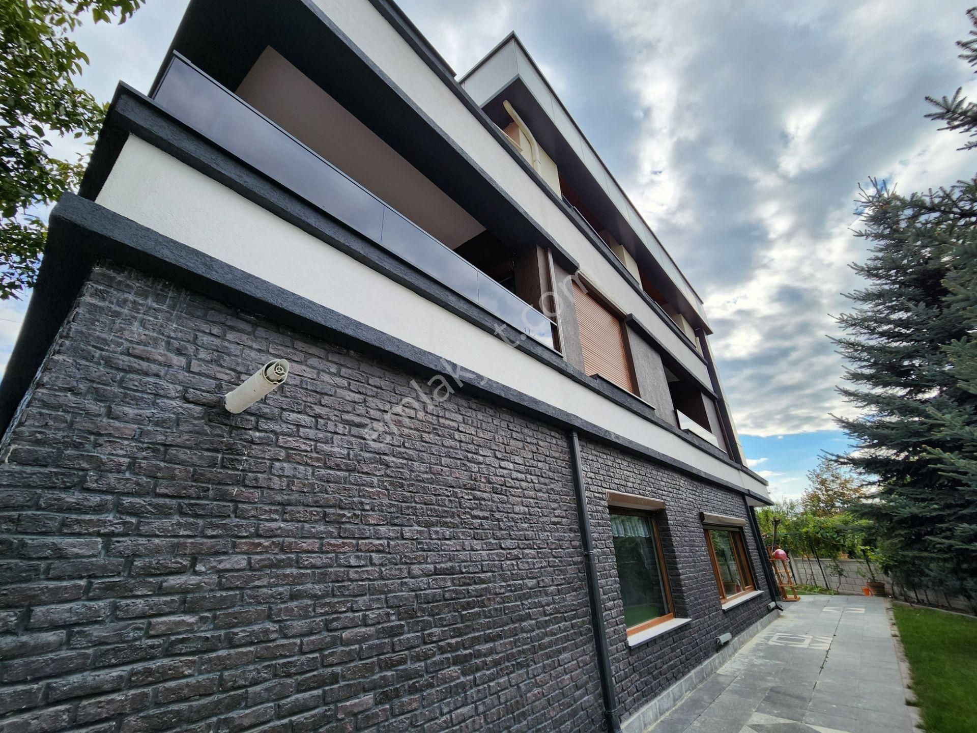 Tried - Çay Bağlarında Manzaralı 1040 M2 Arsalı Lüx Villa