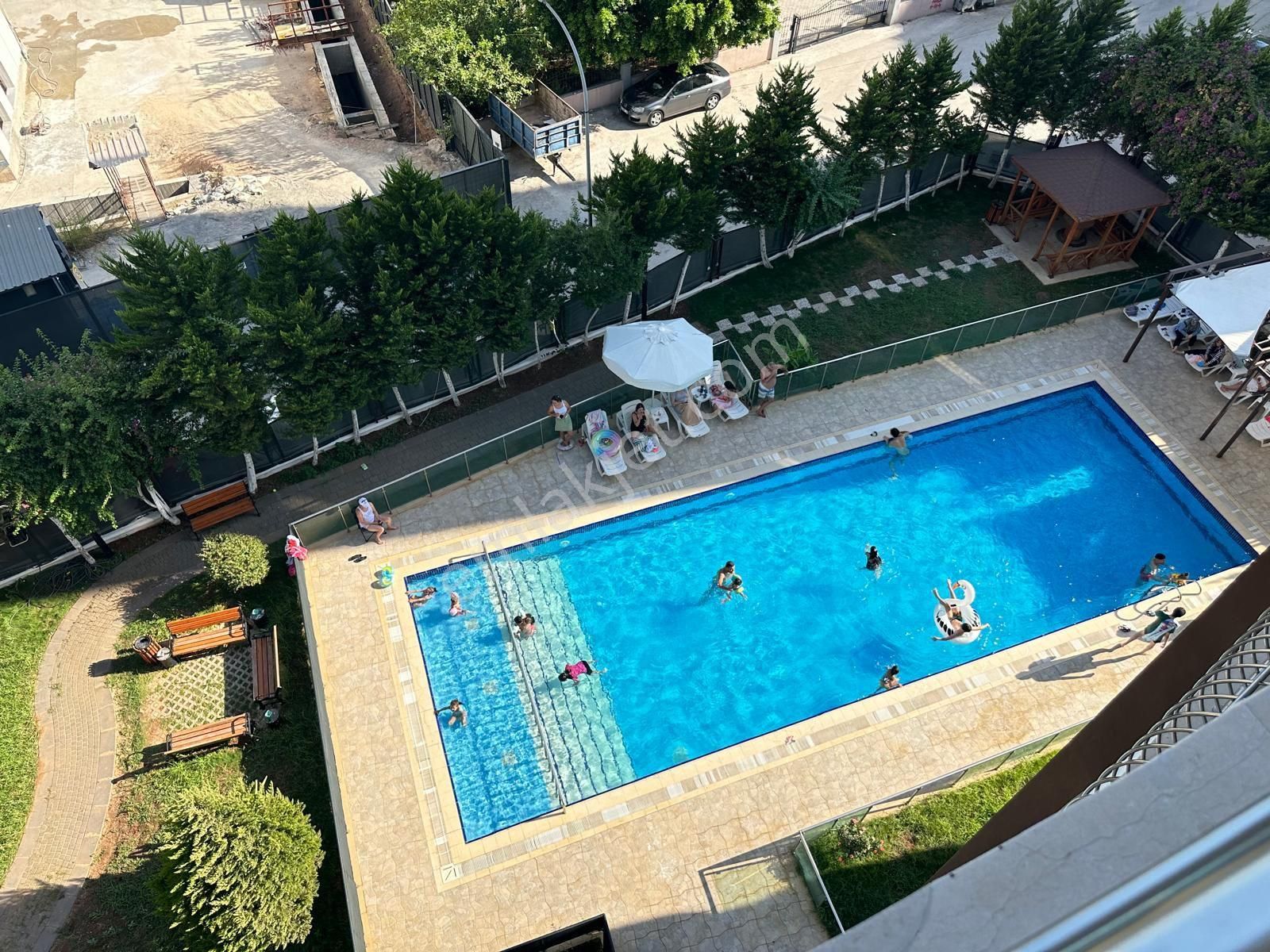 Huzurevlerinde Mükemmel Lokasyonda Sosyal Yaşam Alanlı Sitede 2+1 Lüks Daire