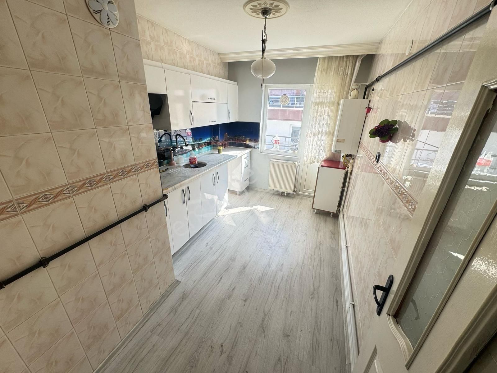 Muradiye Lisesi Yakını Isı Yalıtımlı 3 Kat 3+1 120m2 Ön Cephe Önü Açık