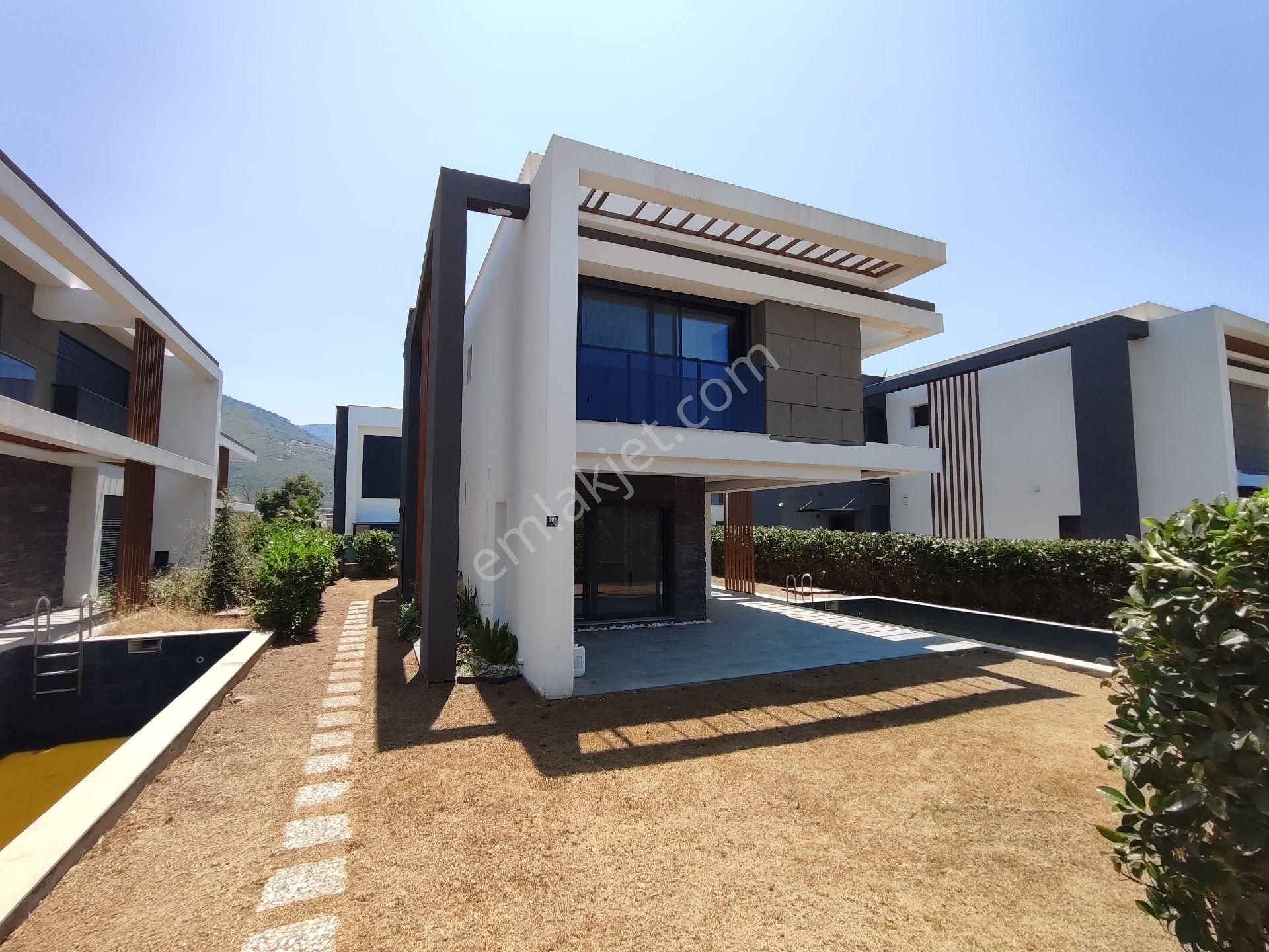 Kuşadası Güzelçamlı'da Yolun Alt Kısmında Özel Havuzlu Tek Müstakil Villa