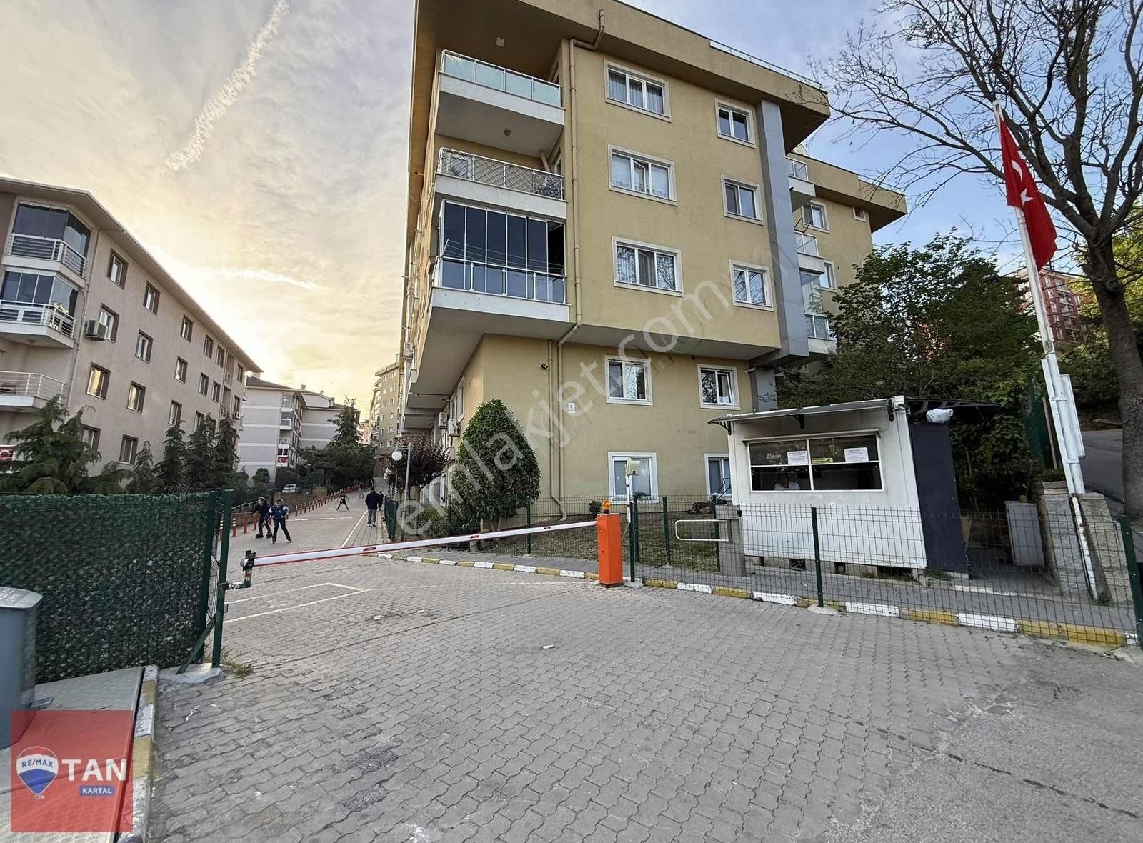 Pendik Yayalar Mah. Site İçerisinde 3+1 Satılık Daire