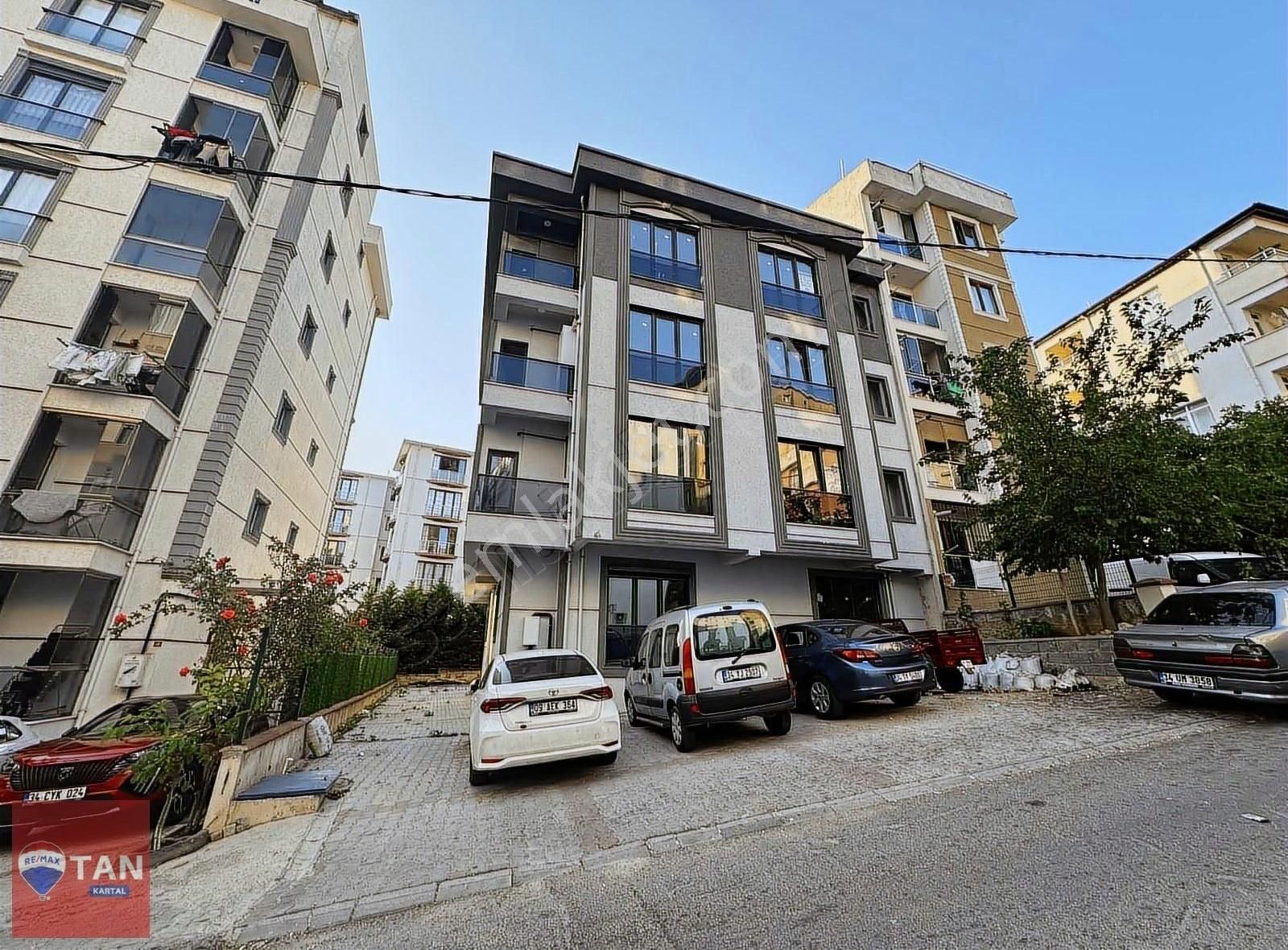 Kartal Hürriyet Mh'de 2+1 Boş Arakat Satılık Daire