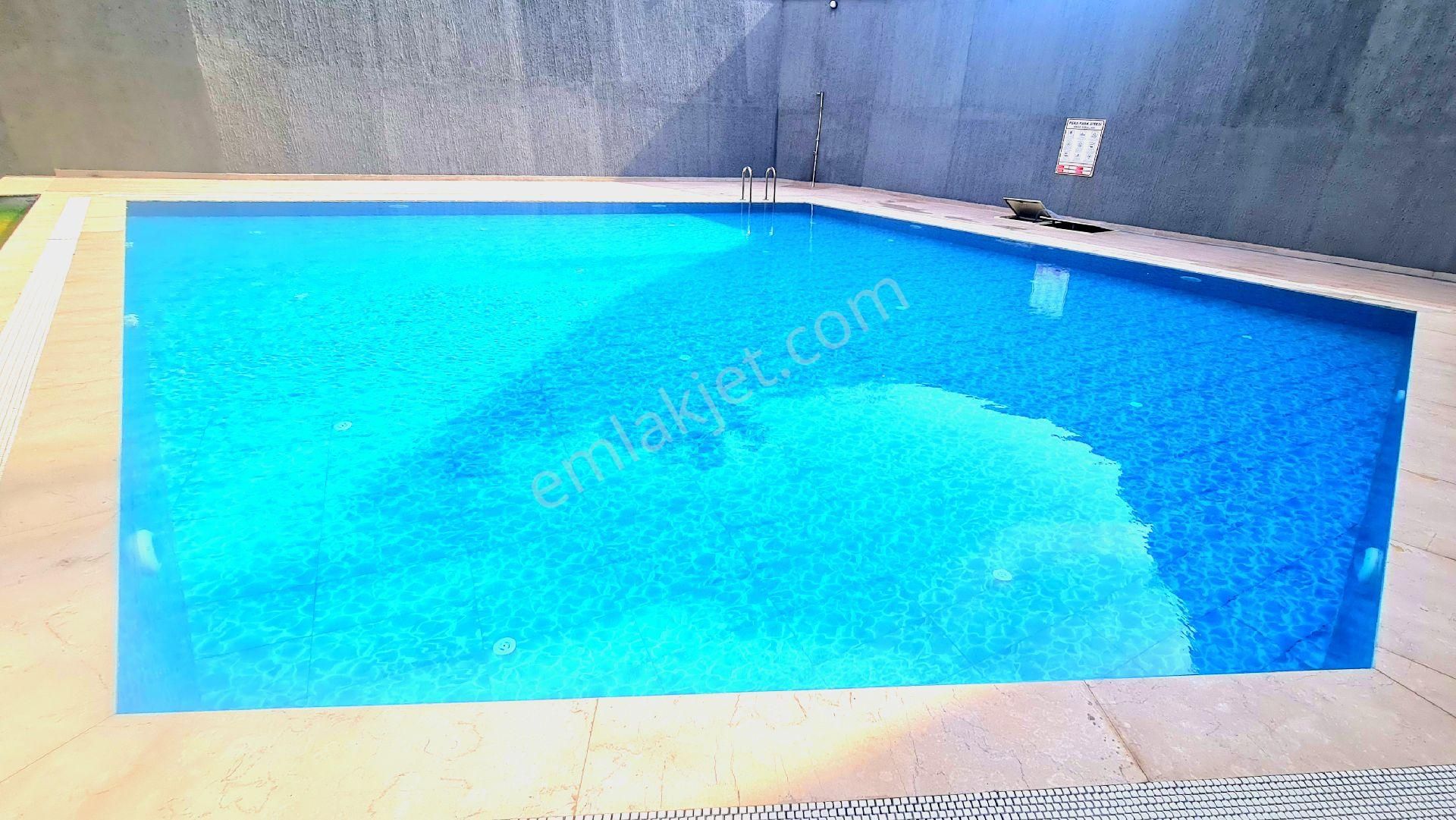 Kuşadası Merkez'de Full Eşyalı Doğalgazlı Bahçeli Çok Geniş 75 M2 1+1 Daire