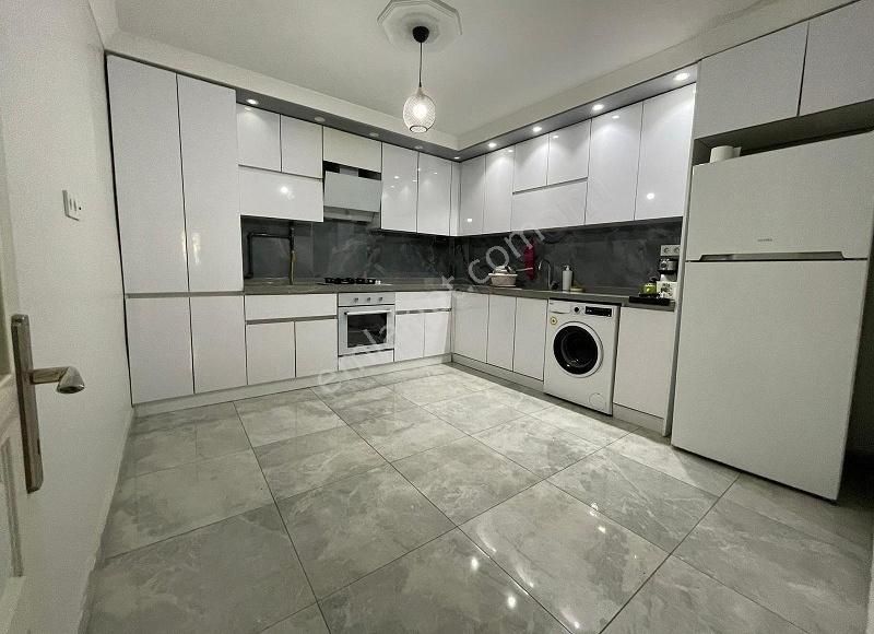 İçerenköy Mah.semt Pazarı Civ. Bağımsız Girişli 3+1