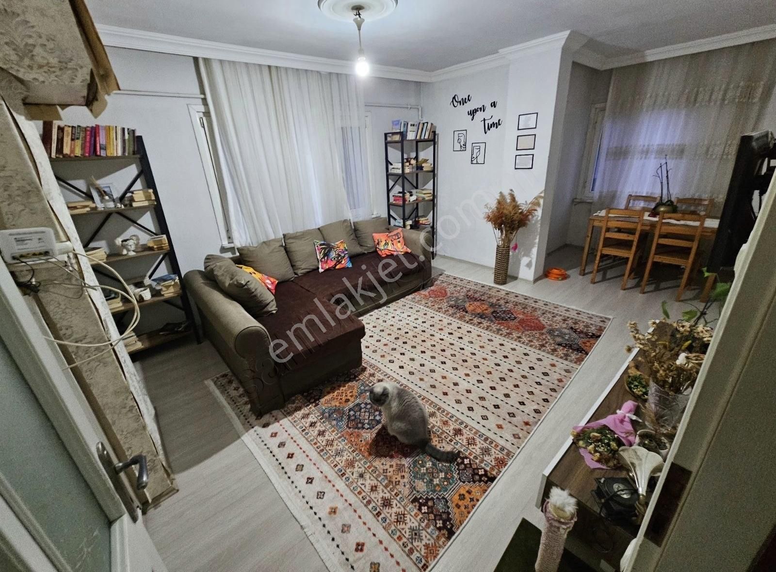 Üsküdar Merkez'de 2+1 Çift Cepheli 2. Kat Balkonlu Yapılı Daire