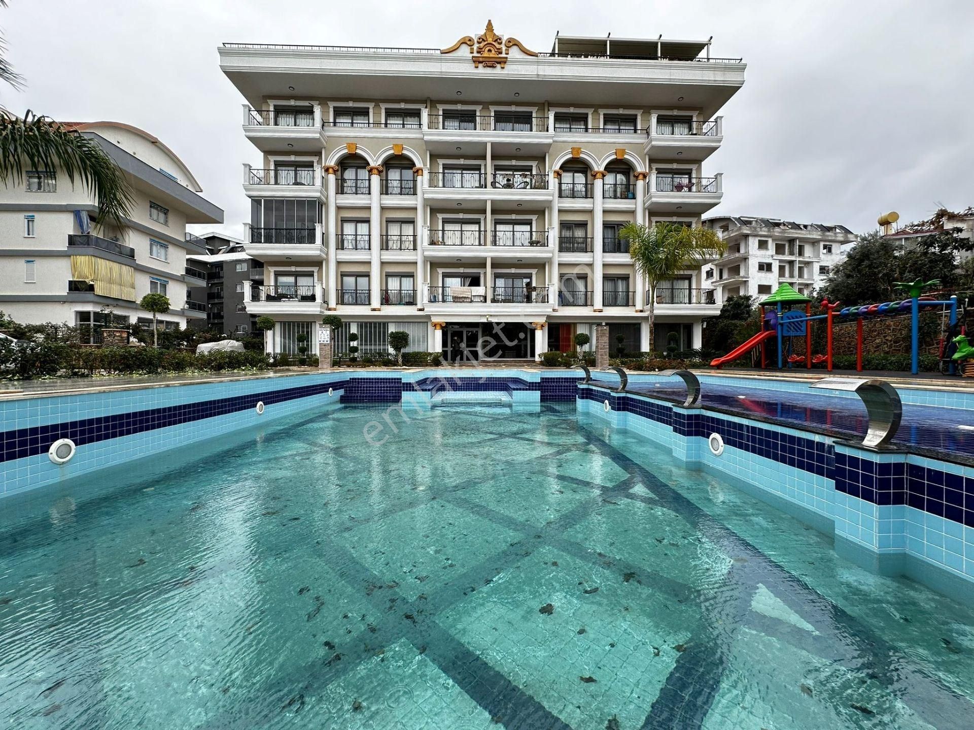 Alanya Oba'da Aile Yaşamına Uygun Geniş 4+1 Eşyalı Daire
