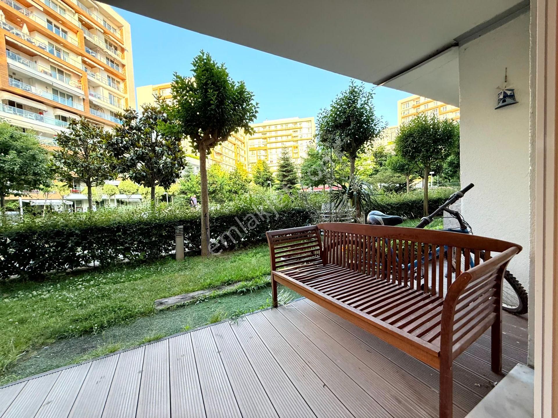 Lounge 2'de Bahçe Katı, Peyzaj Manzaralı Geniş 4+1 Daire