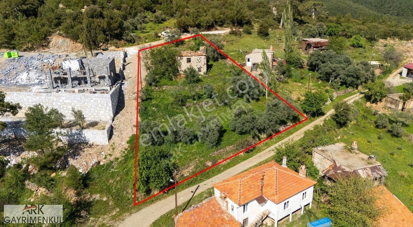 Bağyaka'da Satılık Eşsiz Doğa'da 1 Dönüm Ev Yapılabilir Arsa