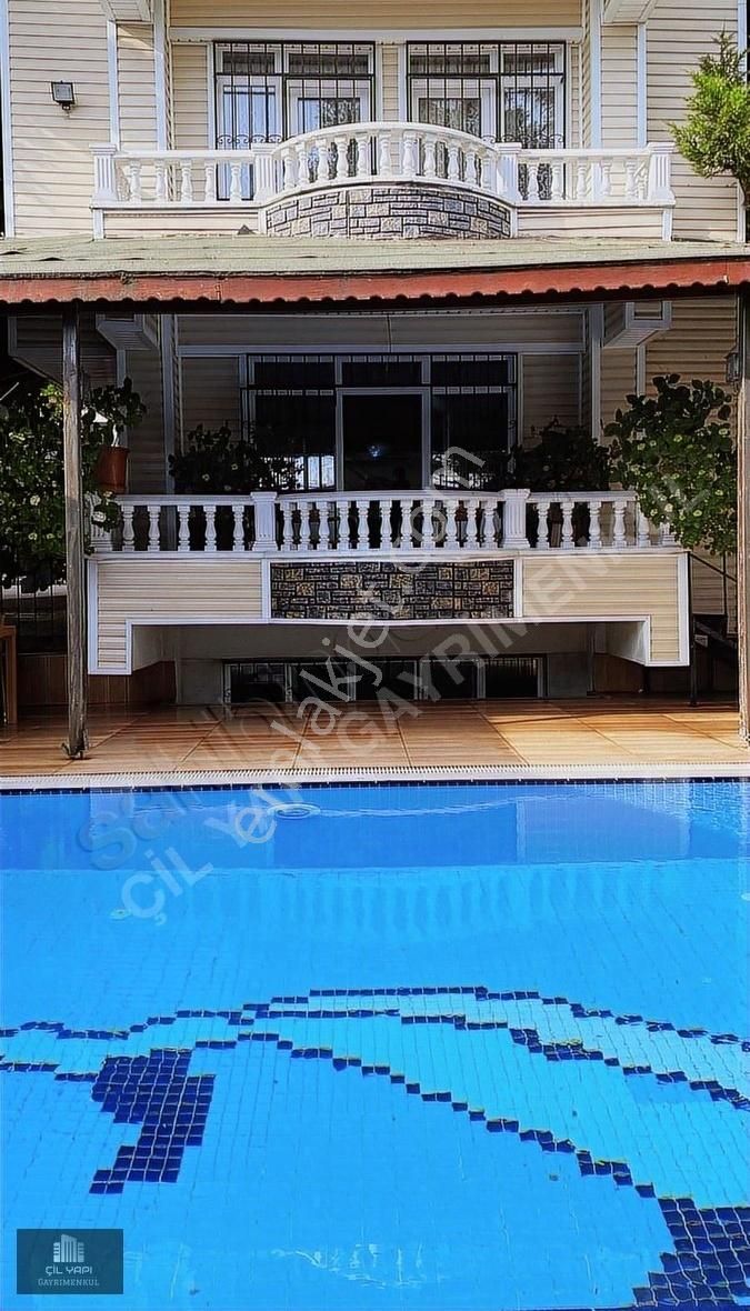 ## Kumburgaz'da Havuzlu Eşyalı Kiralık Villa ##