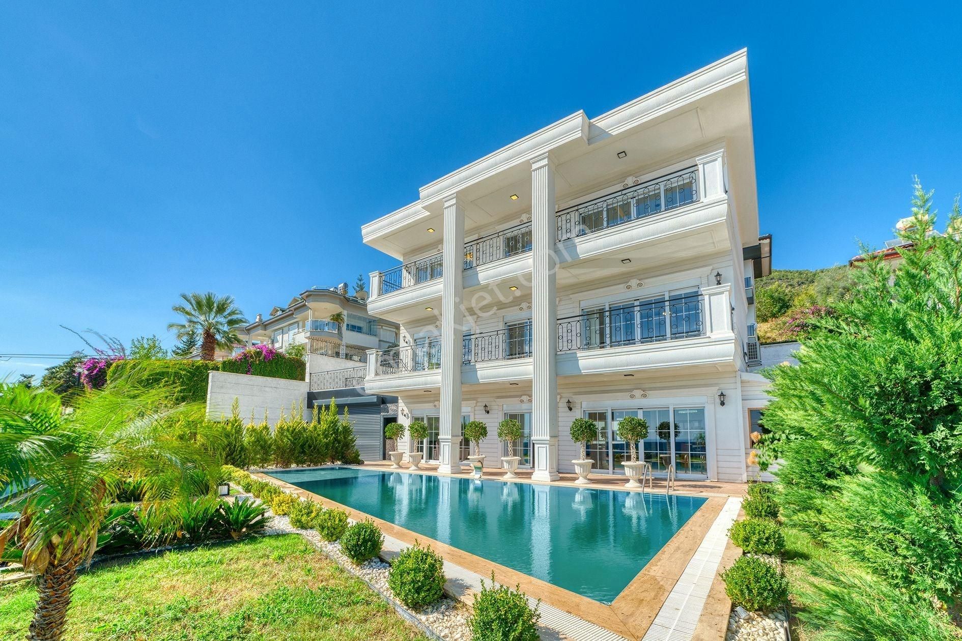 Alanya Tepe Bölgesinde Hayalinizdeki Lüks Triplex Villa
