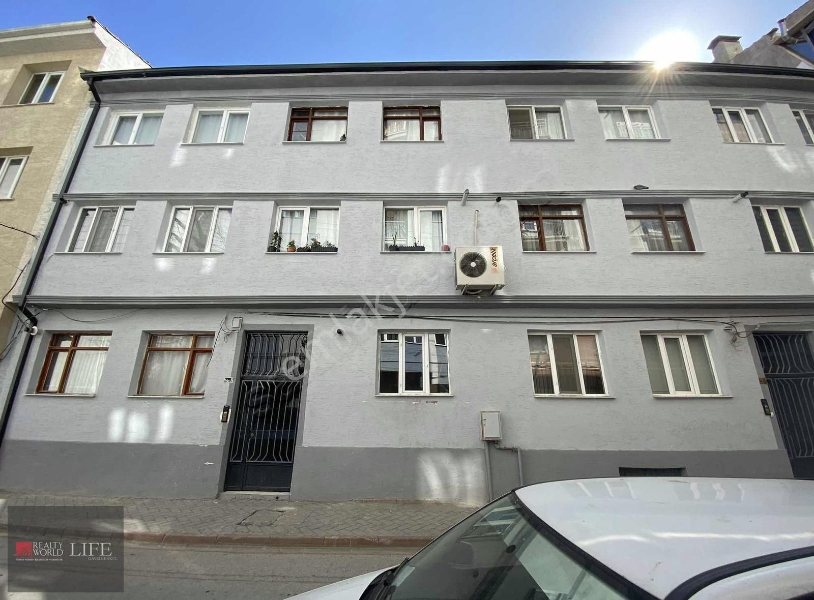 Rw Lıfe // Hayriye Mh Çankırı Sk Hat Boyu Satılık 2+1 Daire