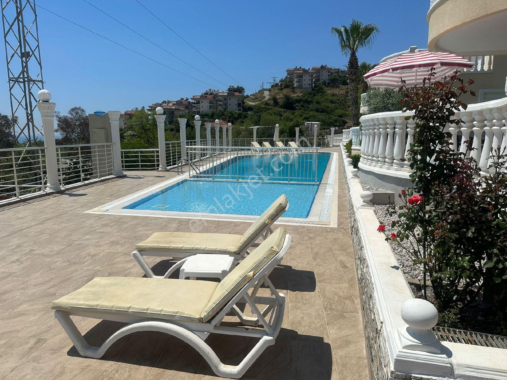 Alanya Tepe Satılık İkamete Uygun 3+1 Villa