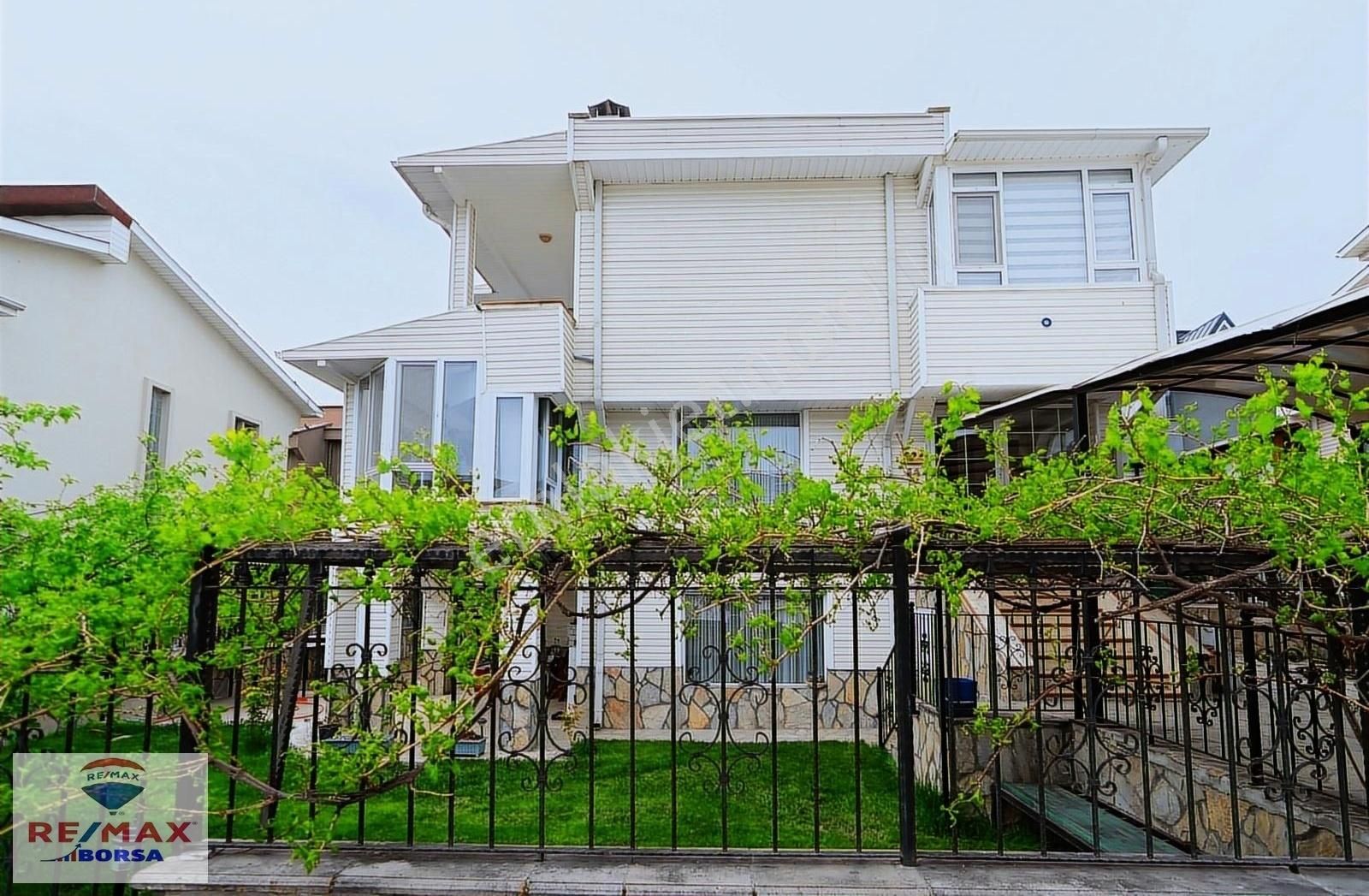 Gölbașı Karşıyaka Güvenlikli Site İçerisinde Satılık 4+2 Villa