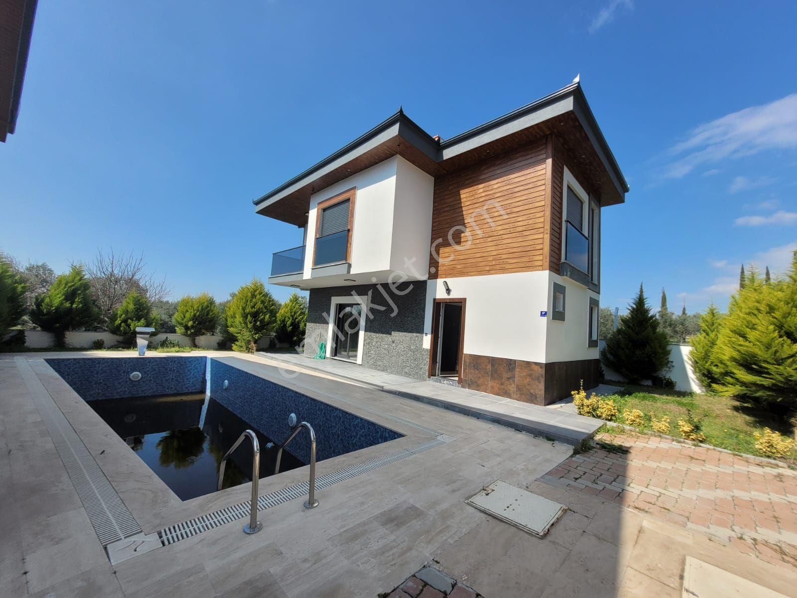 Kuşadası Davutlar'da 3+1 Dubleks Acil Satılık Villa Özel Havuzlu Acil Satılık Villa