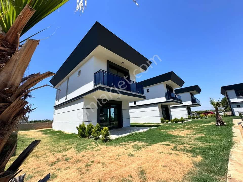 Kuşadası Davutlar'da Sevgi Plajında Olan Bölgede 3+1 Tek Müstakil Köşe Villa