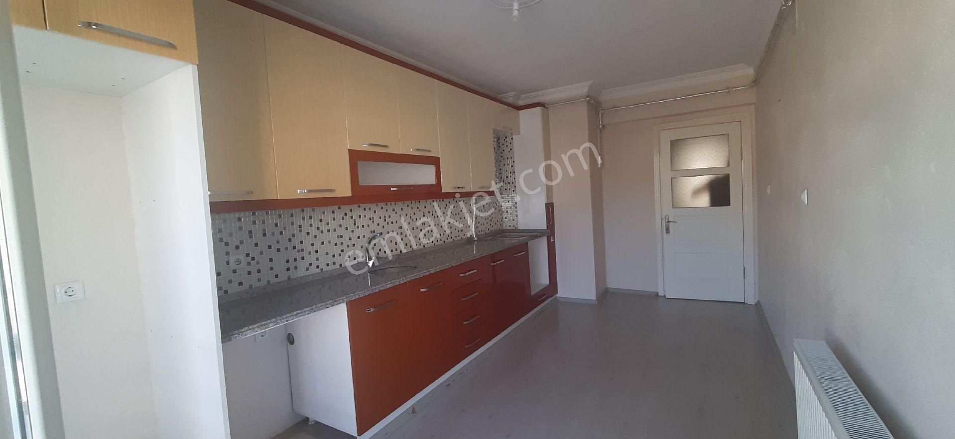 Manisa Akhisar Reşat Bey Mah. Asansörlü Ebebeyin Banyolu Kiralıl 3+1 Daire