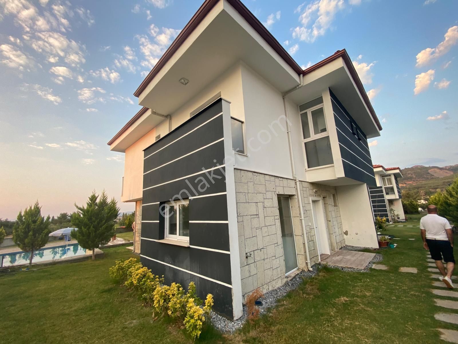 Kuşadası Güzelçamlı'da Yolun Üstünde Site İçinde Doğalgaz Tesisatlı İkiz Satılık Villa