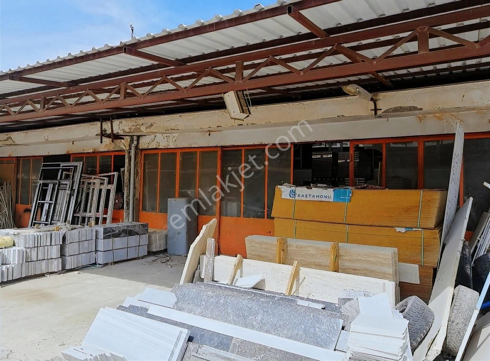 Yaşar Emlak'tan Sanayi Sitesinde Satılık 200 M2 Dükkan