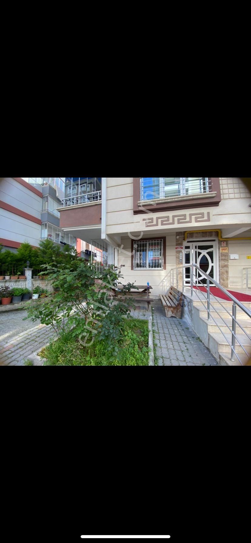 Atakent Tramvay Durağı Bir Sokak Üstü Kiralık 2+1