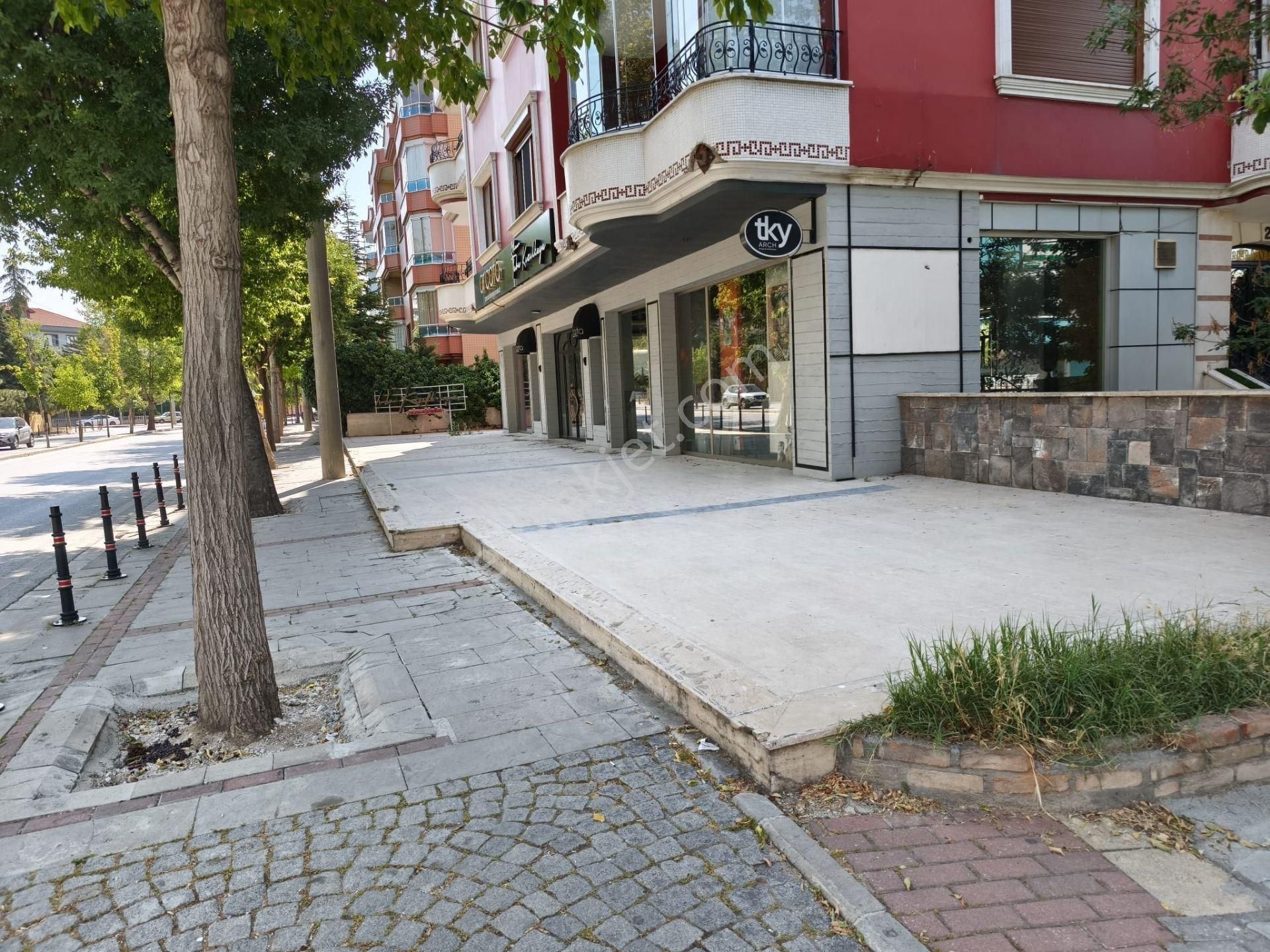 Yaka Caddesi'nde Kiralık 389 M² Dükkan/mağaza
