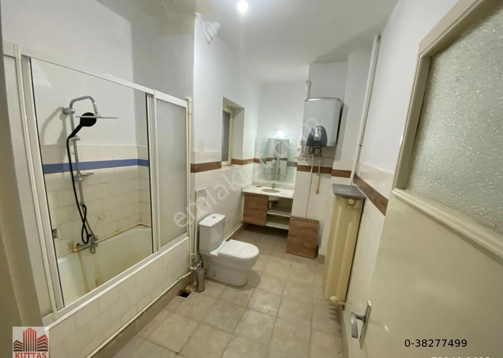 Kuttaş'tan 4. Cadde Üzerinde Giriş Kat 4+1 Ön 140 M2 Metro Yakını Dair Kiralıktır
