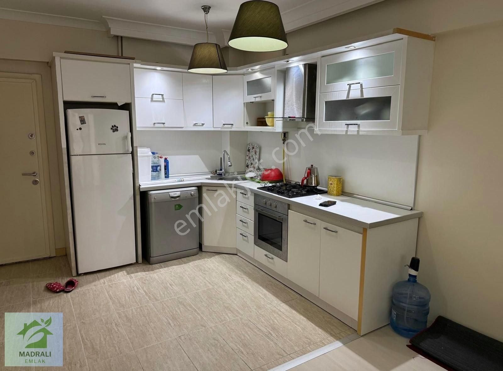 Metrobüse Yakın Güvenlikli Sitede Kiralık 1+1 Eşyalı Daire