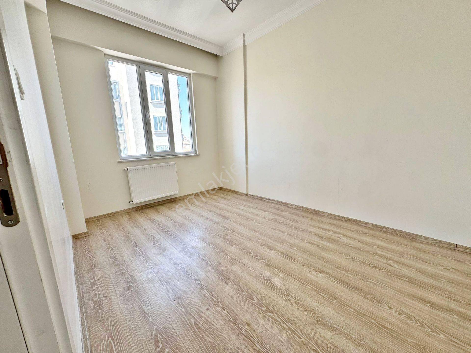 Karacaahmet'te Cadde Yakını Cam Balkonlu Eksiksiz 2+1