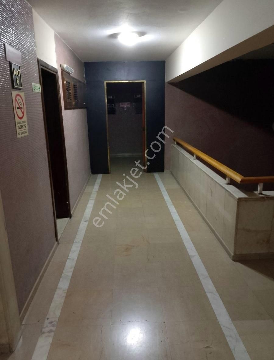 Konak Kemeraltinda İş Merkezinde 1+1 Kiralık Ofis