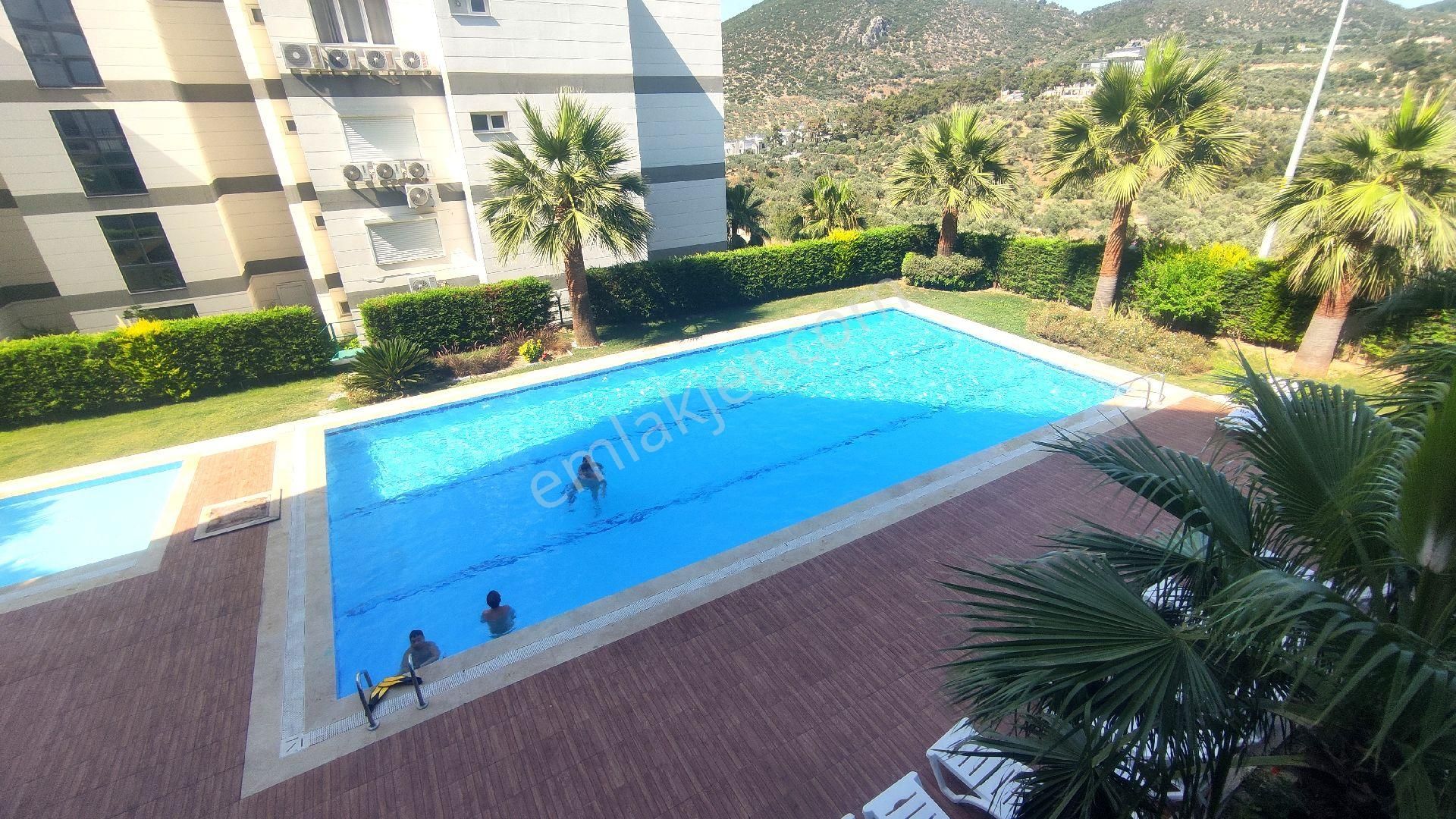 Kuşadası'nda Doğa Ve Havuz Manzaralı Daire