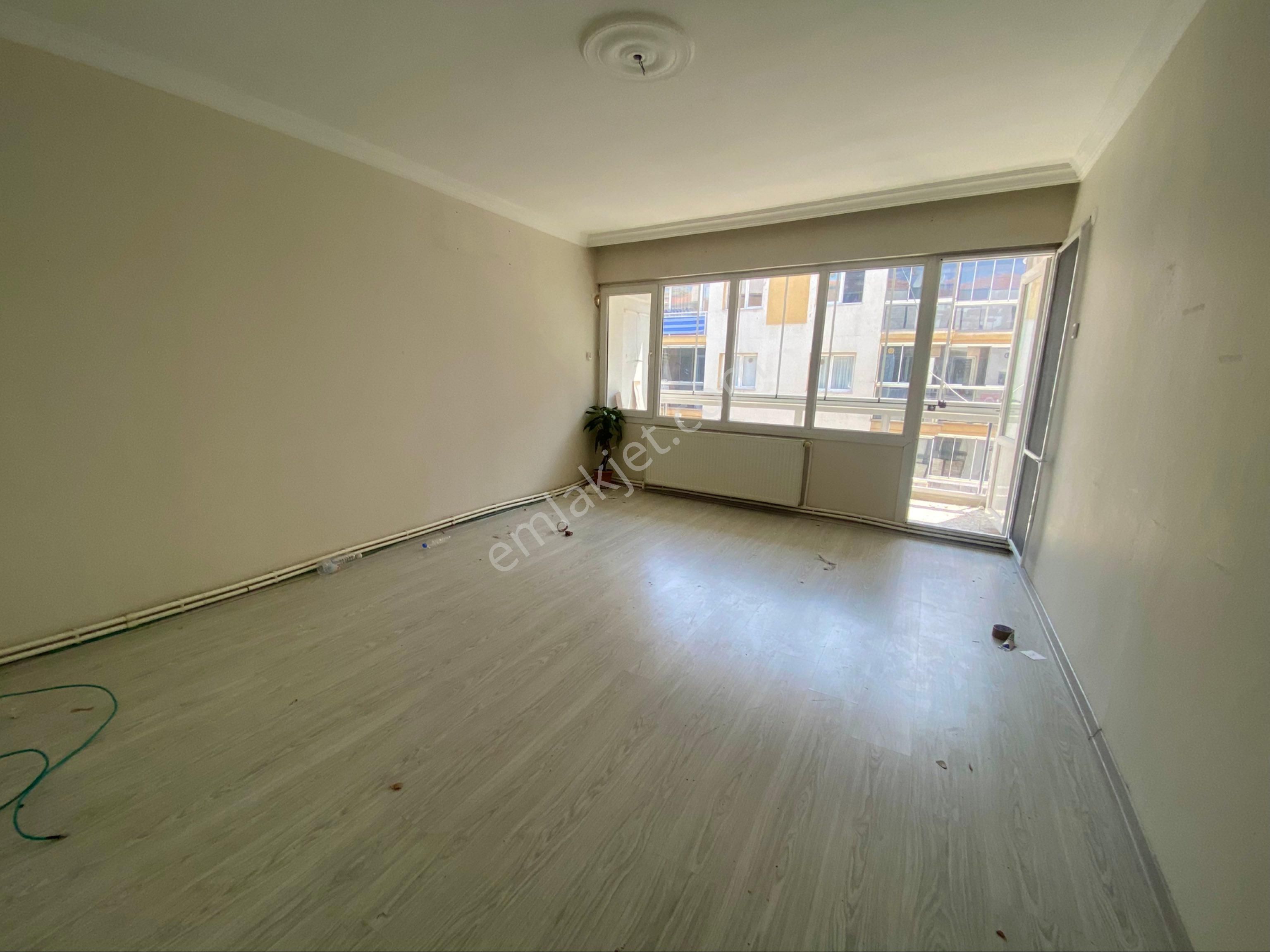 Yeşilyurt Cad.üzeri Otoparklı D.gazlı Arakat 3+1 Daire