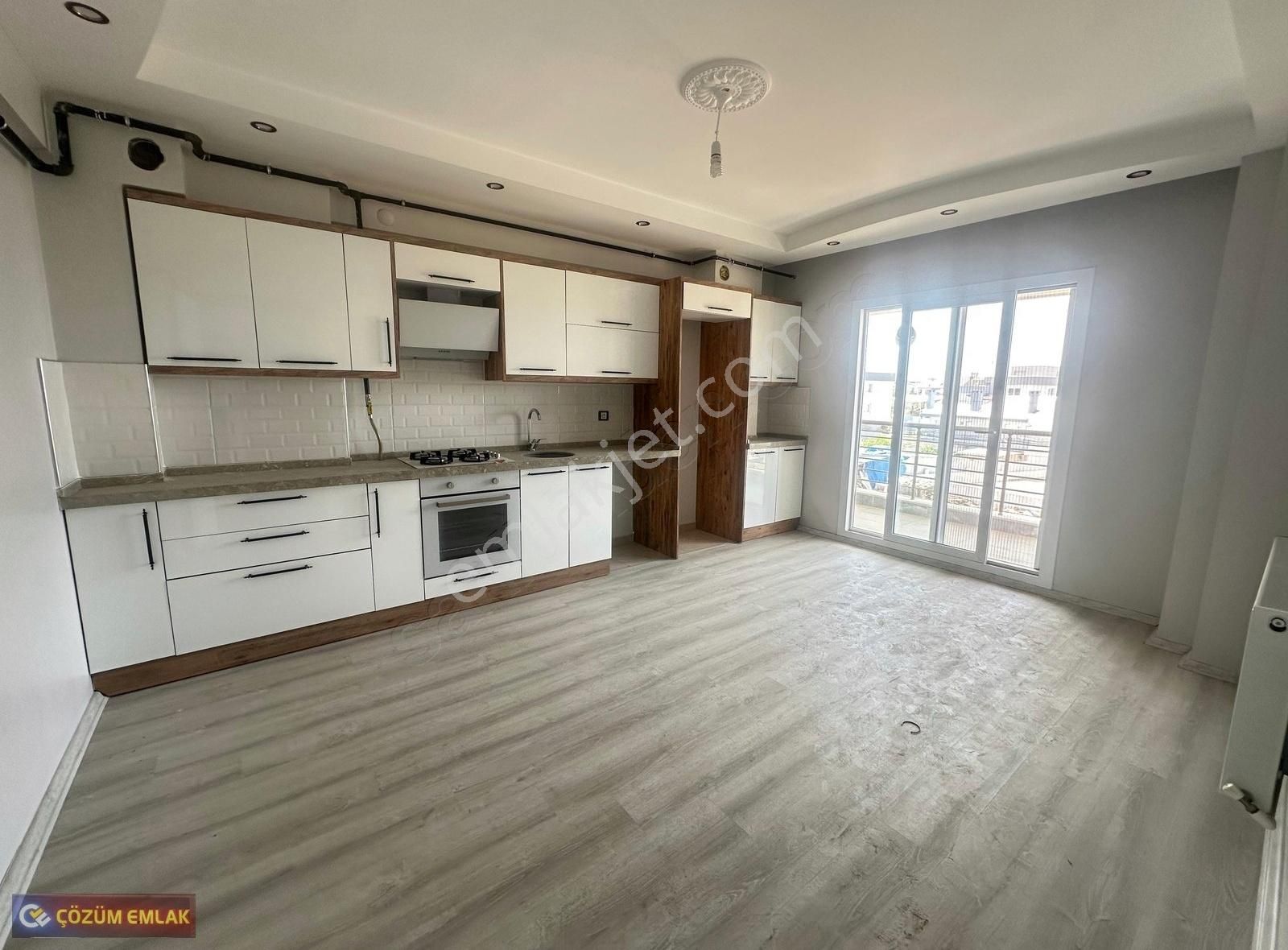 Çözüm Emlak'tan Caddeye Yakın 2+1 Açık Mutfaklı Kiralık Daire
