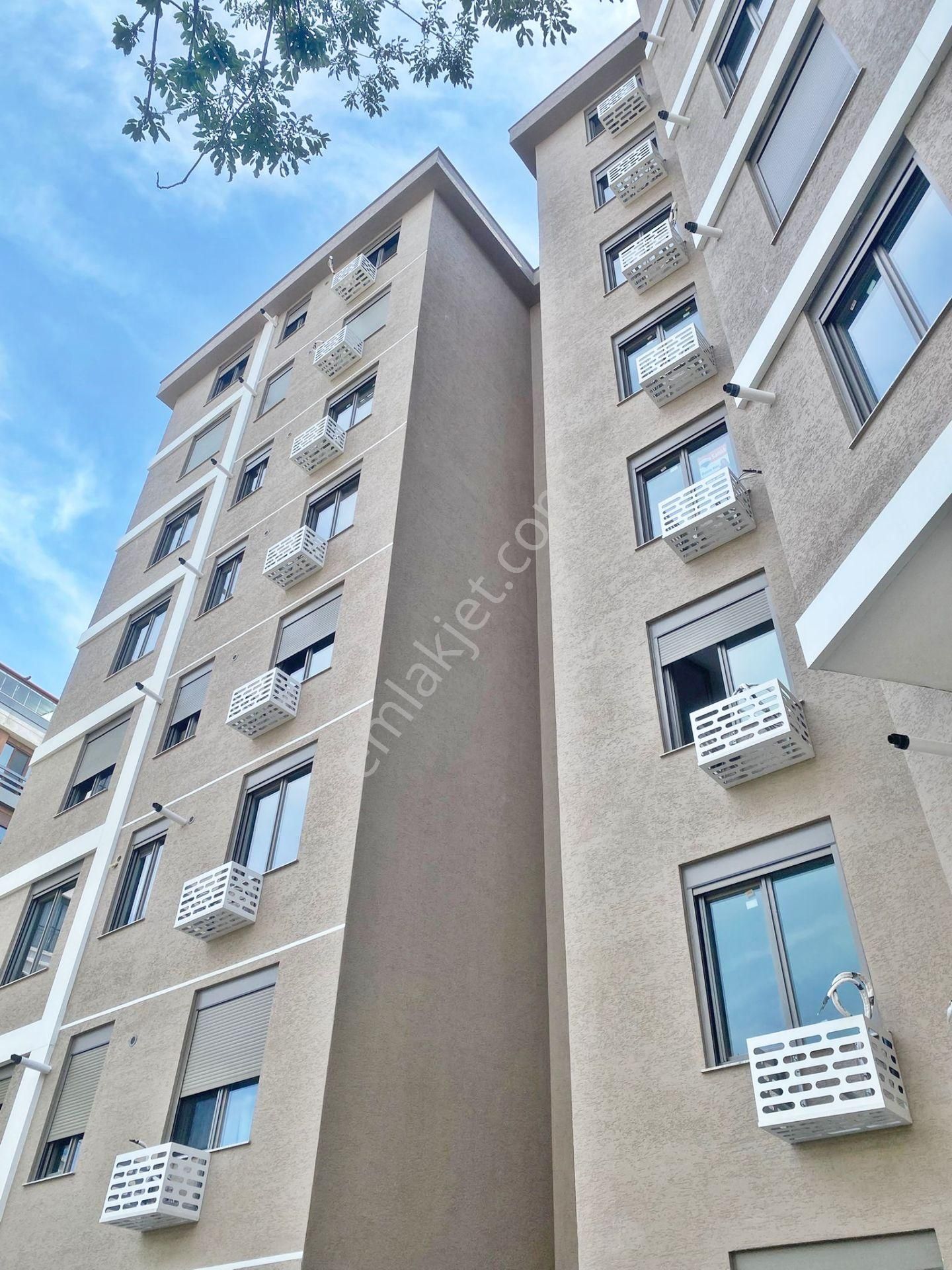 Selamiçeşmede Özgürlük Parkına Yakın Sıfır Binada 2+1 Daire Emlak Masası