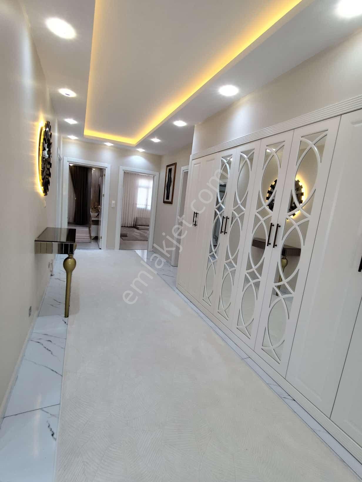 Akkapı' Da Mükemmel 3 Katlı Geniş Bahçeli Lüks Yapı - Görsel 17