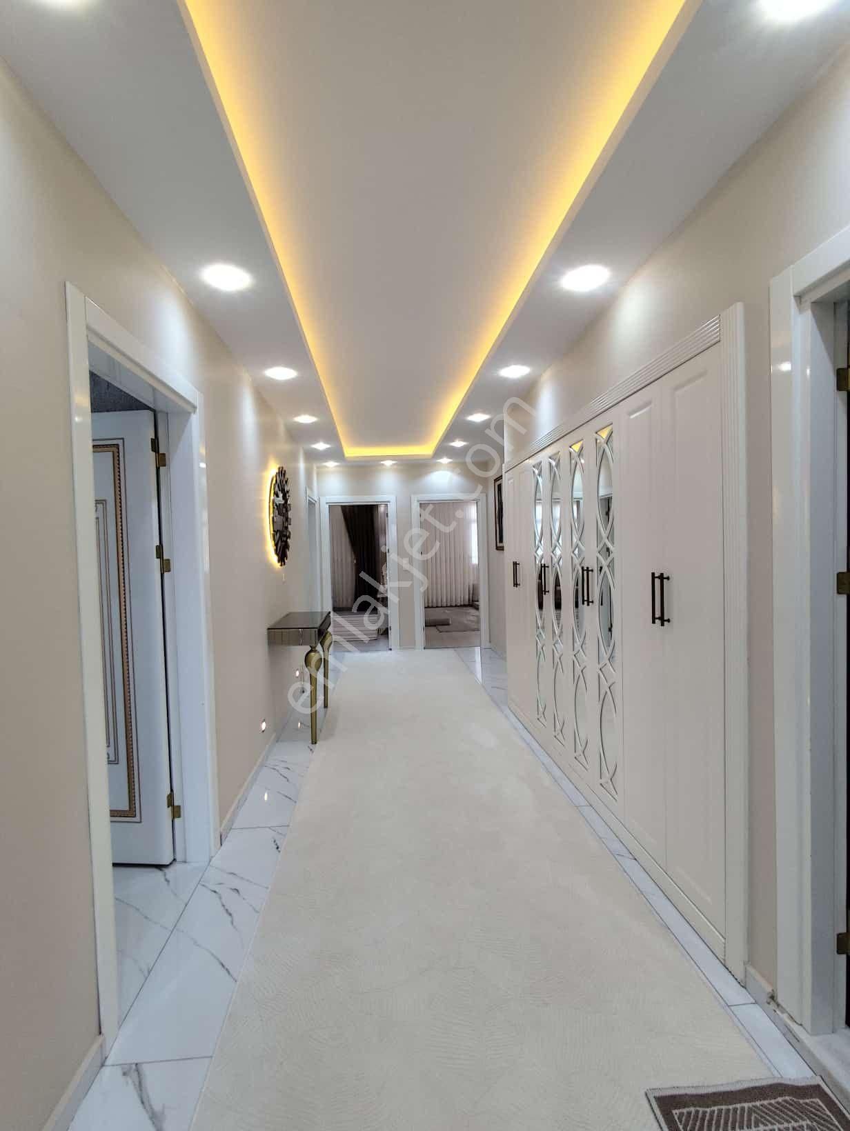 Akkapı' Da Mükemmel 3 Katlı Geniş Bahçeli Lüks Yapı - Görsel 2