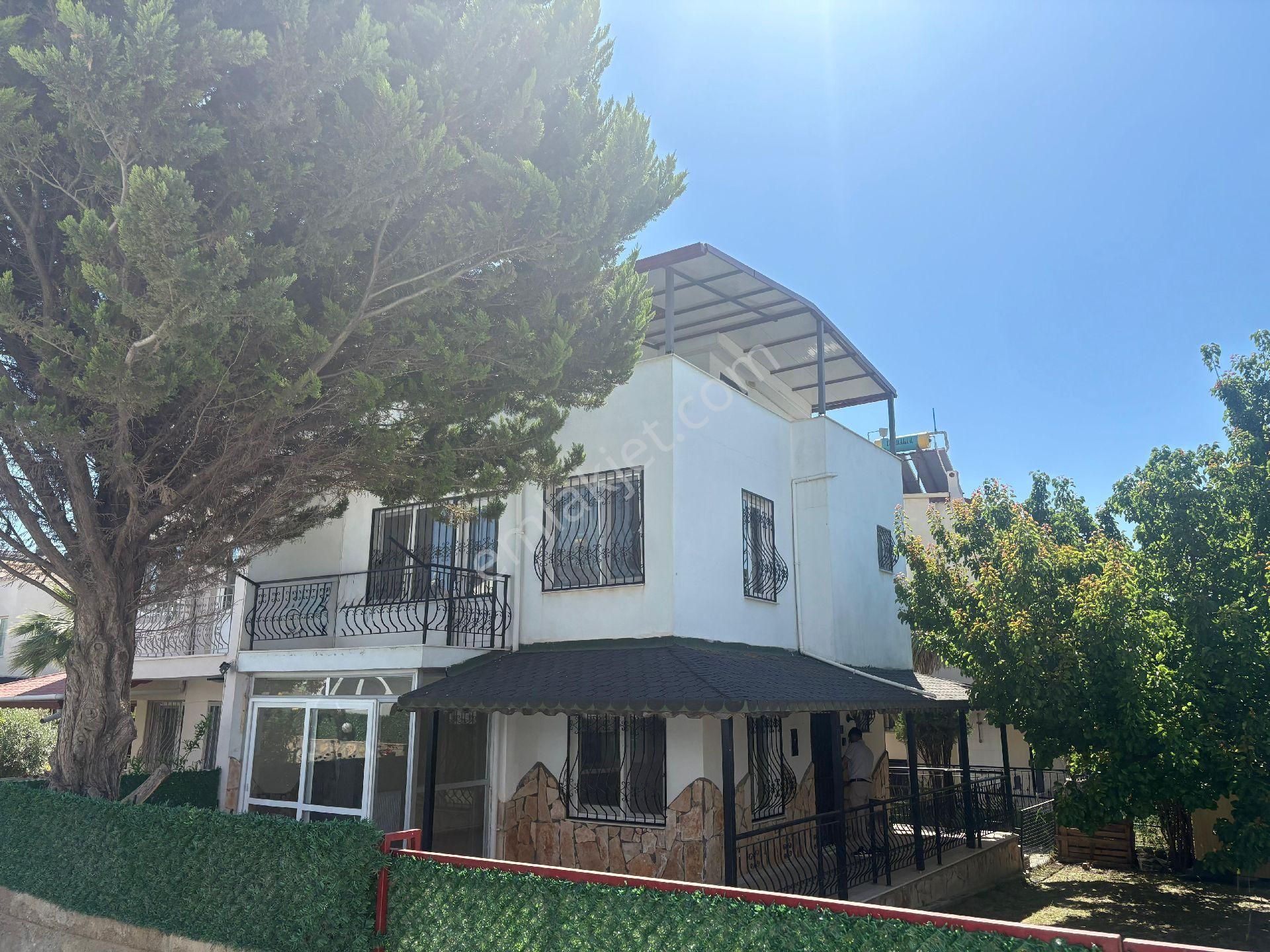 Kuşadası Avm Bölgesinde Geniş Bahçeli 4+1