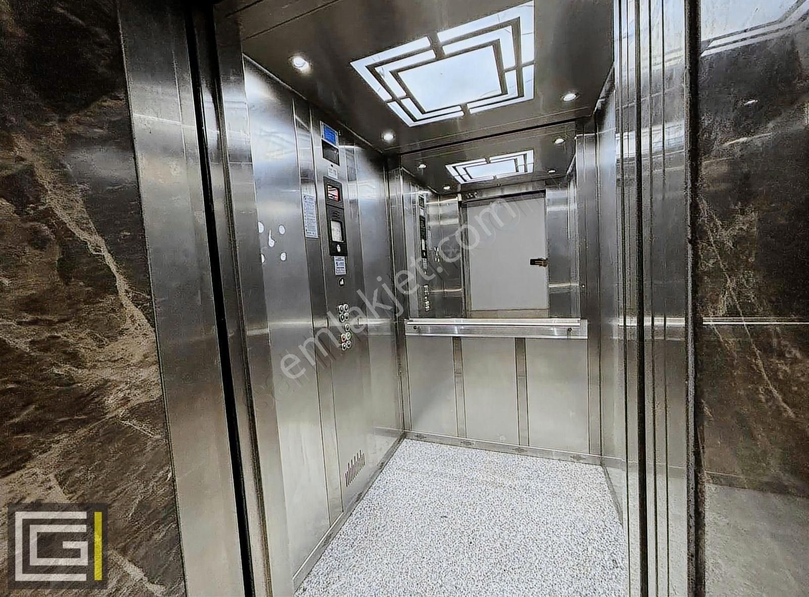 Muhteşem Konumda Şehrin Kalbinde Plazada 3+1 Kiralık Daire