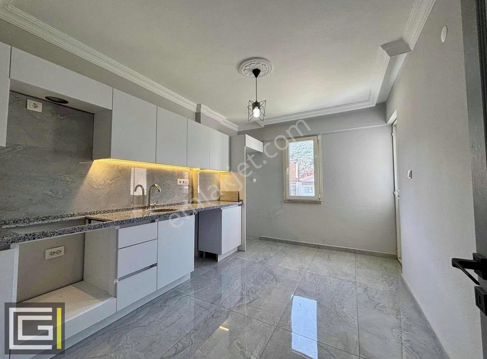 Taşyaka'da Ana Cadde Üzeri Geniş Ayrı Mutfak 2+1 Kiralık Daire
