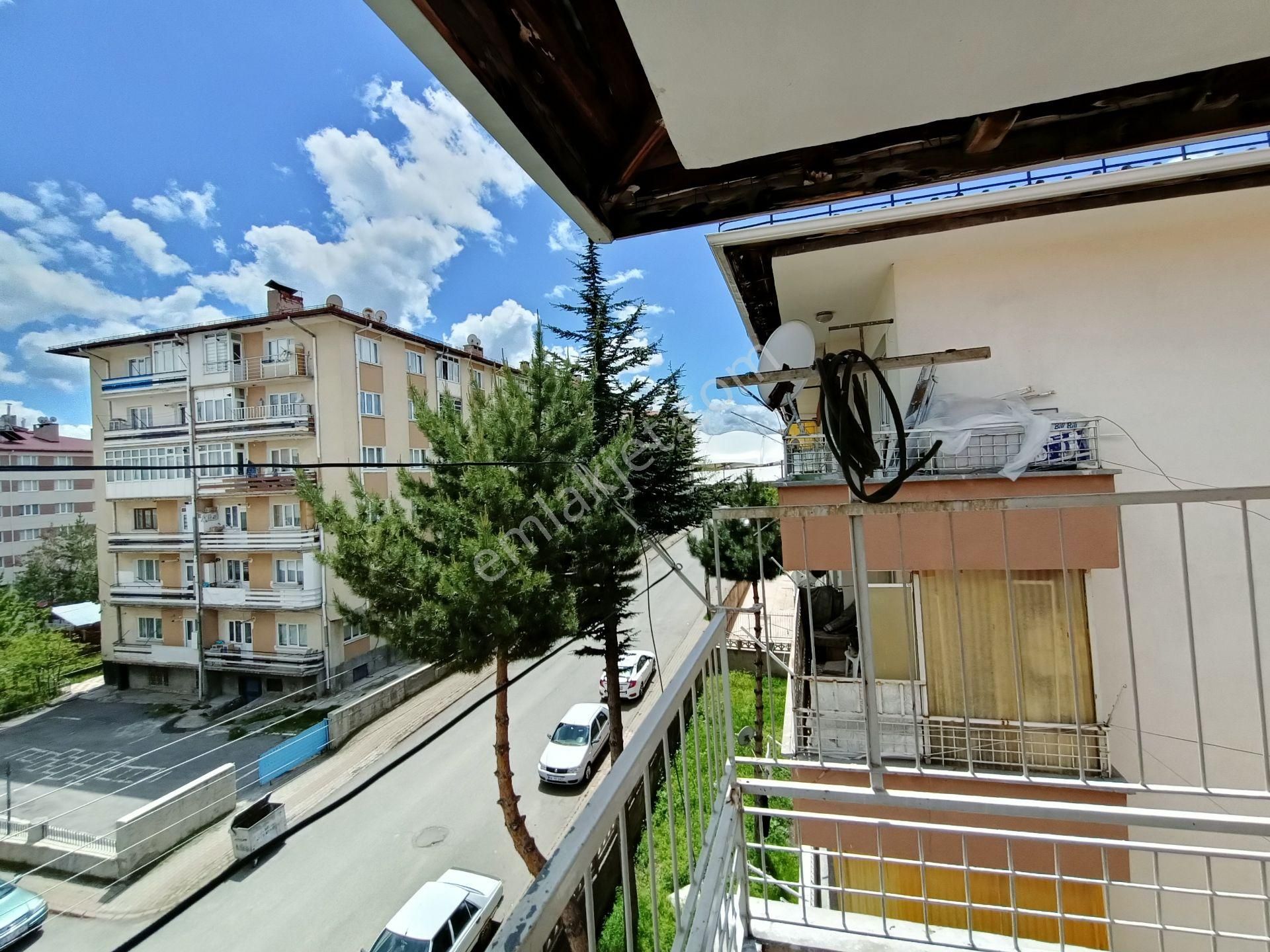 Kösedağ Emlaktan Cumartesi Pazarı Mevkiinde 2+1 Daire