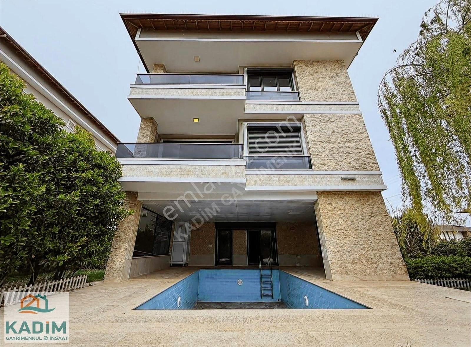 Körkünde Muhteşem Konumda Satılık 3 Katlı Lüks Villa