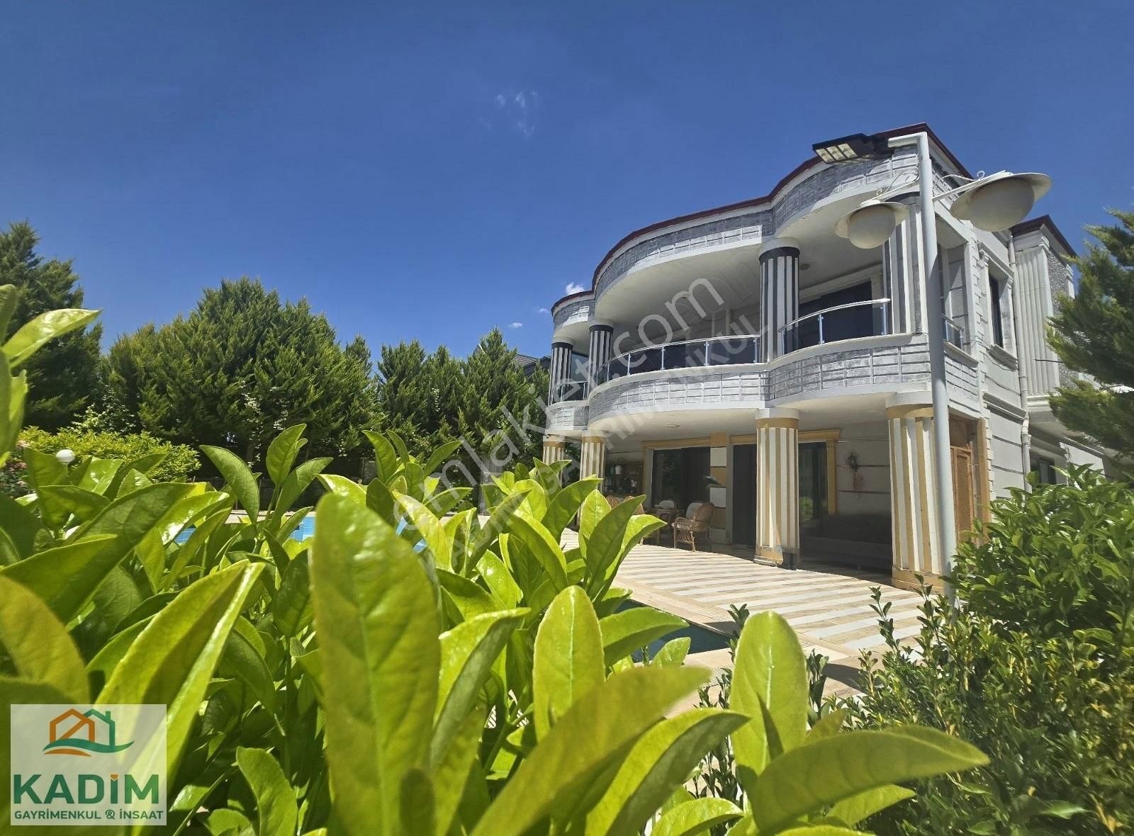 Anayolunda Muhteşem 4+1 Satılık Villa