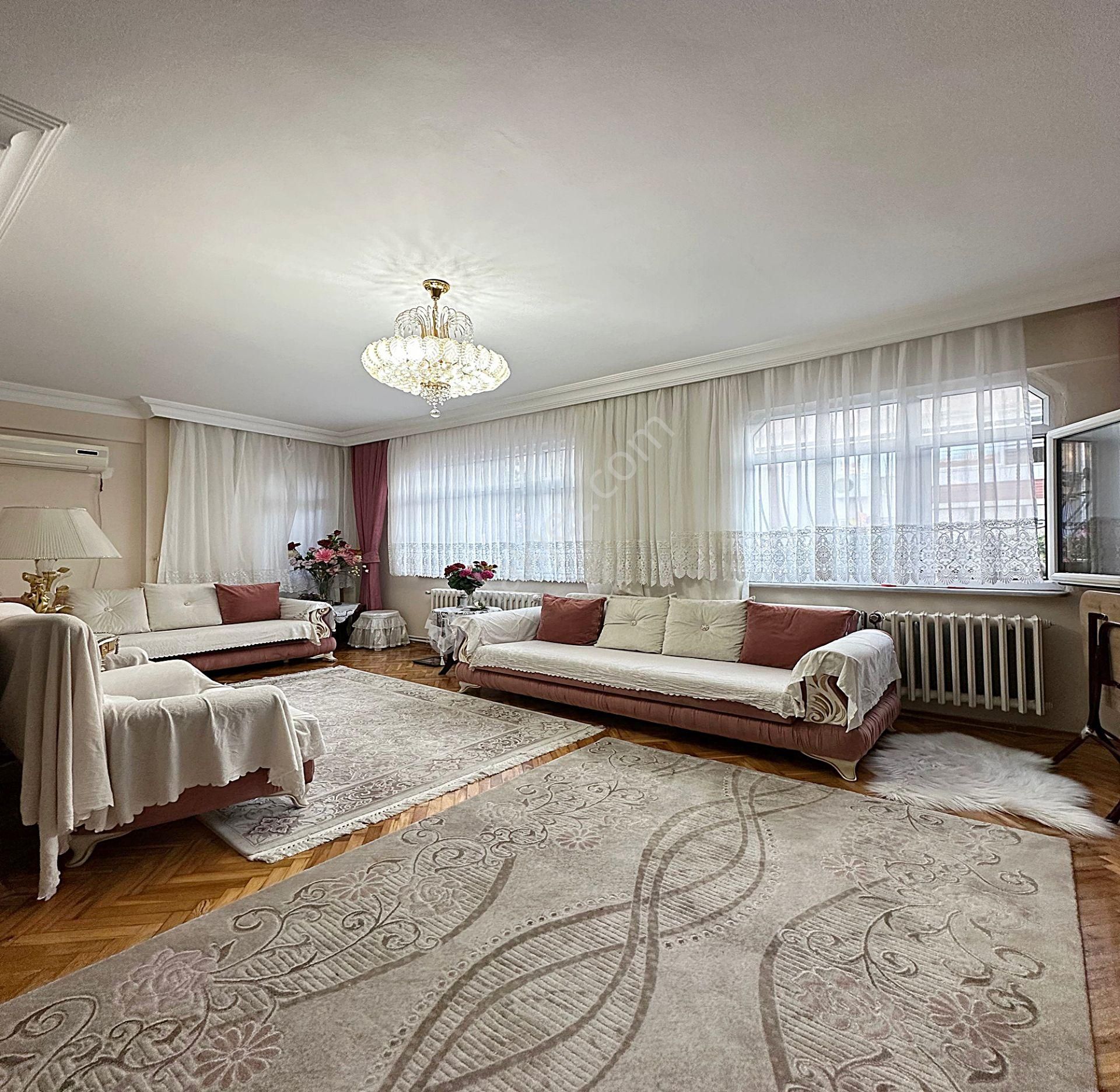 Avcılar'da 130 M2 3+1 Acil Satılık Ara Kat Daire!!!