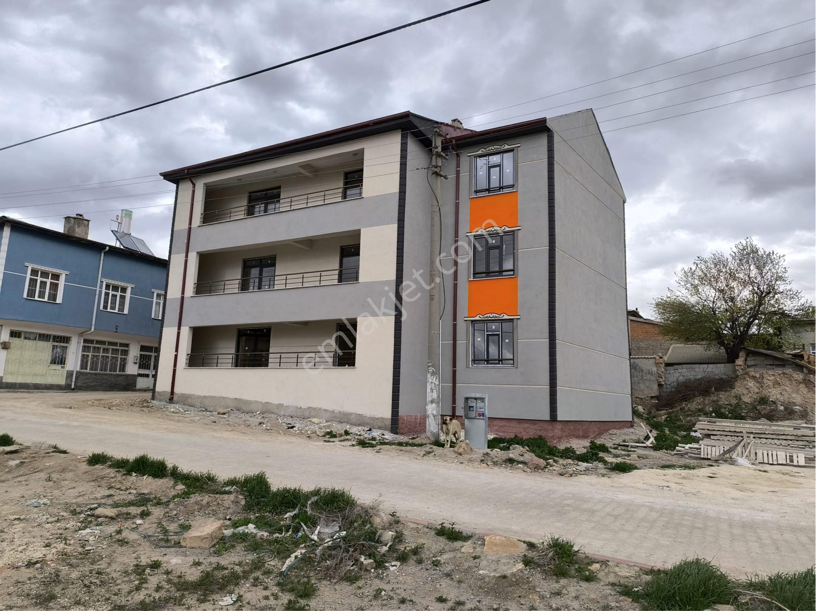 Oğuzhan Yılmaz'dan Kadınhanı Merkezde 4+1 Ara Kat Sıfır Daire