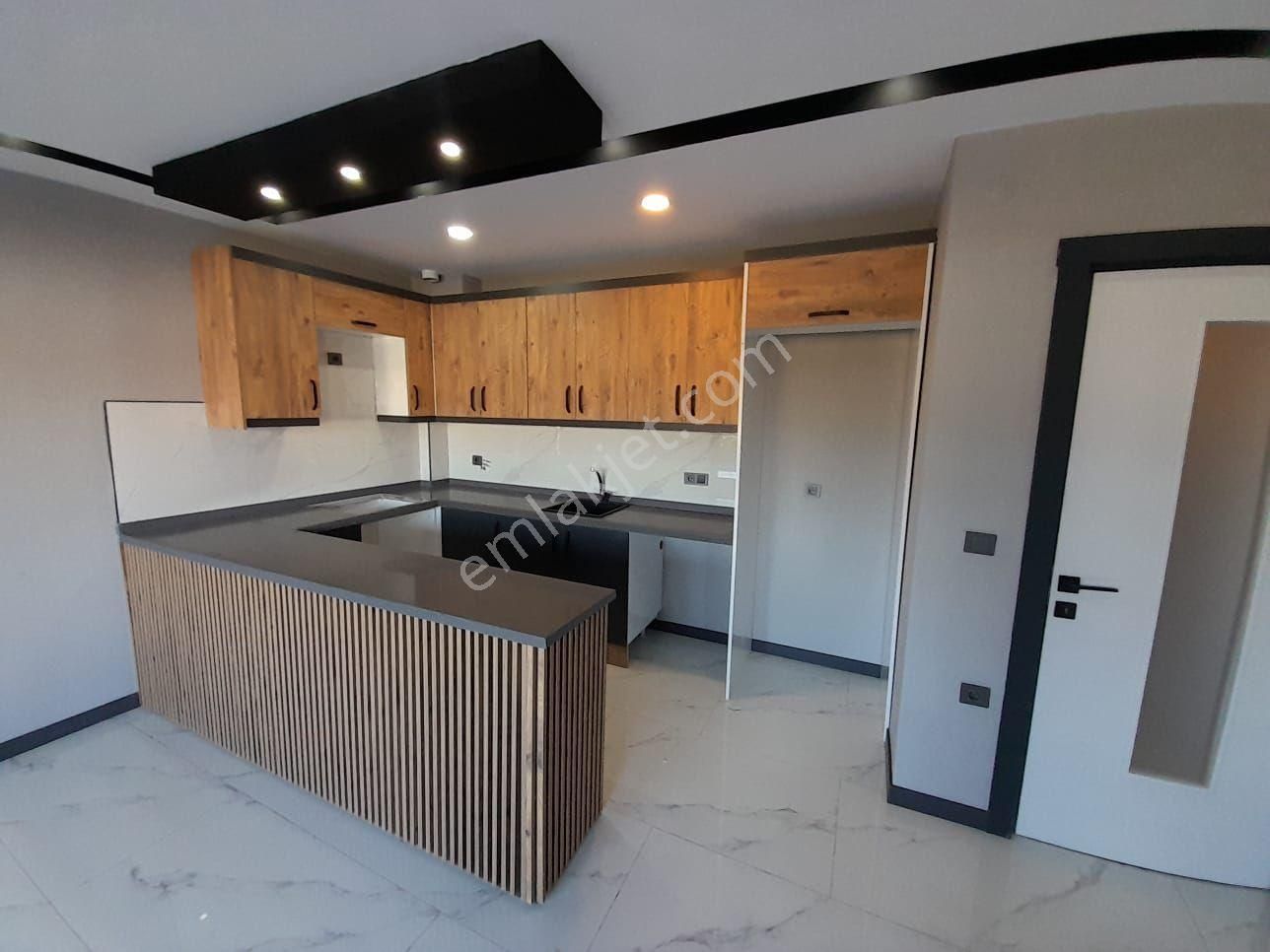 Kuşadası Davutlar'da Lüks İşçilikli 3+1 Asansörlü Satılık Daire