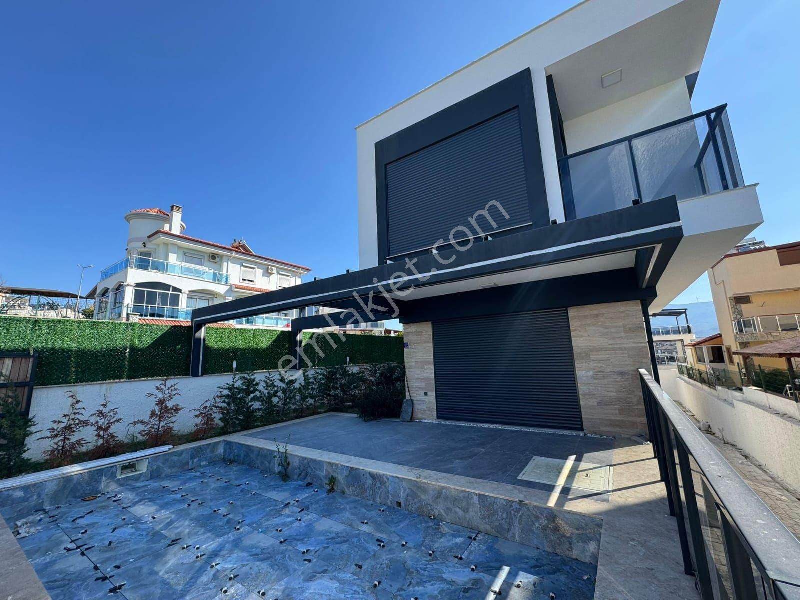Kuşadası Soğucak'ta Tek Müstakil Özel Havuzlu Site İçerisinde 4+1 Yerden Isıtma Satılık Villa